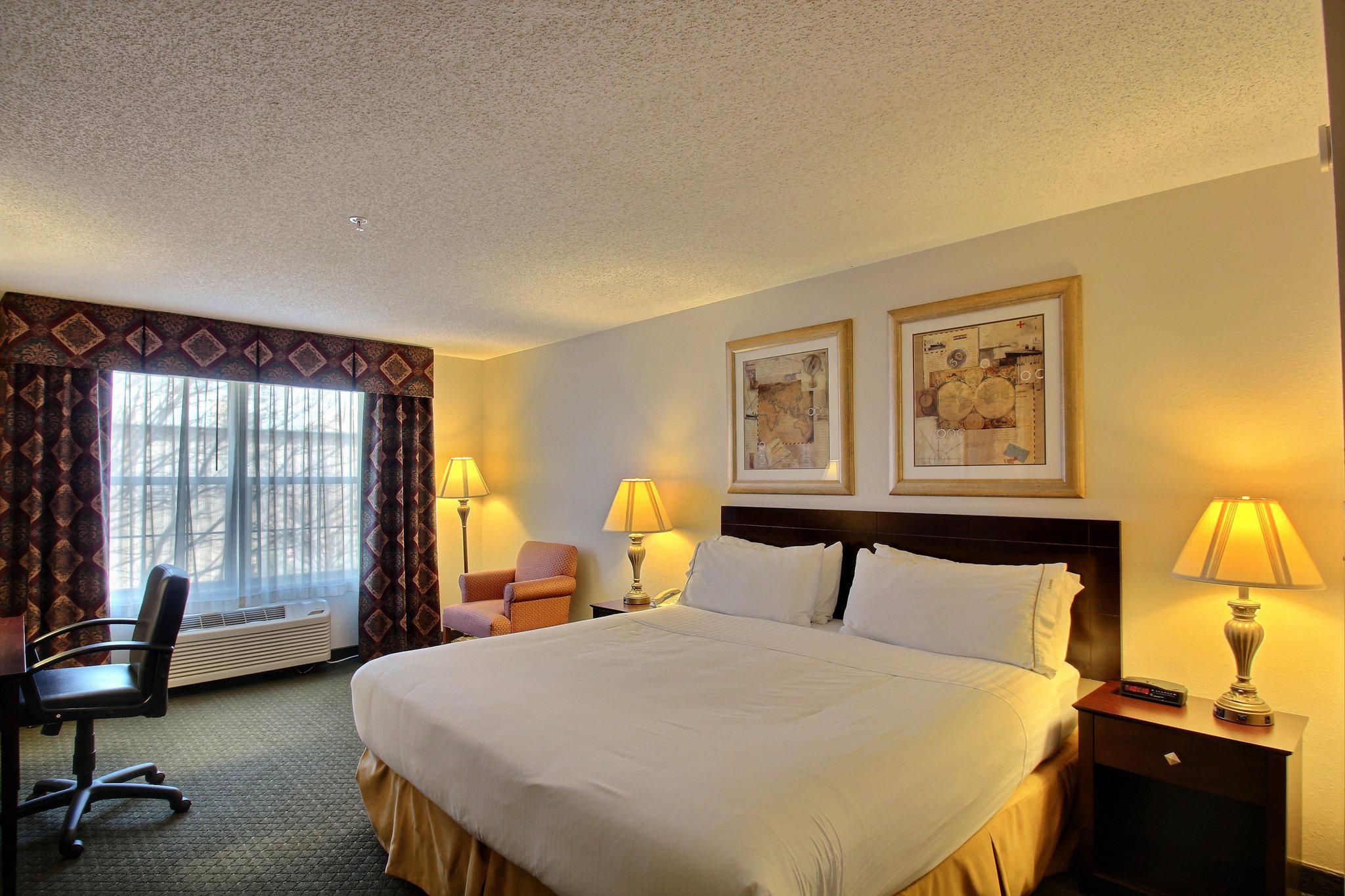 Holiday Inn Express & Suites Oshkosh-Sr 41 Photo