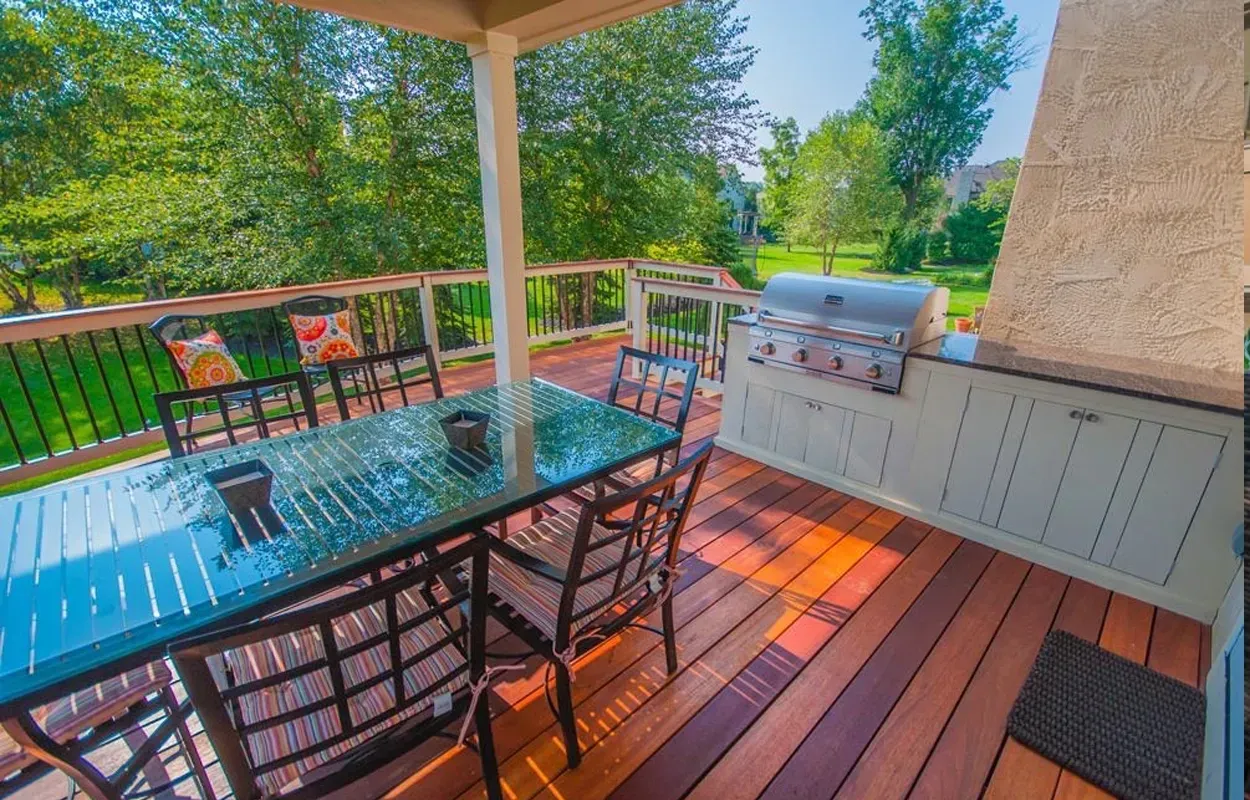 Outdoor Kitchens & Bars