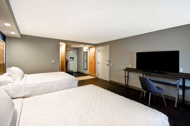 Images Tru by Hilton Sterling Heights Detroit