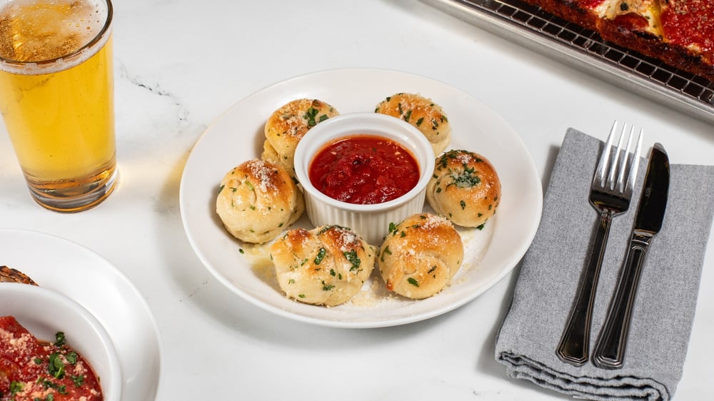 GARLIC KNOTS (6pc.)
