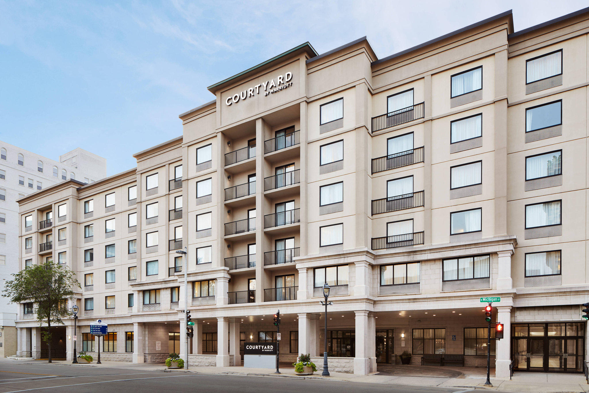 Courtyard by Marriott Milwaukee Downtown Photo