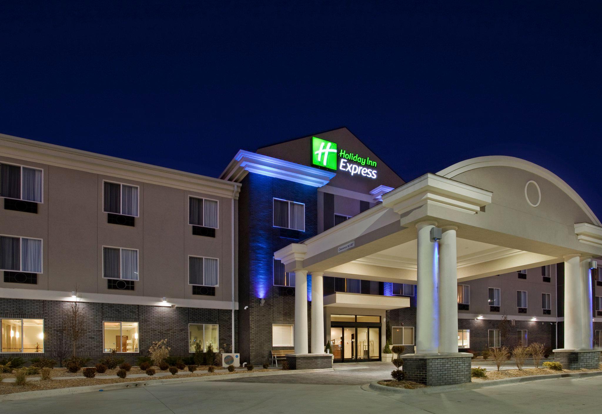 Holiday Inn Express & Suites Pittsburg Photo