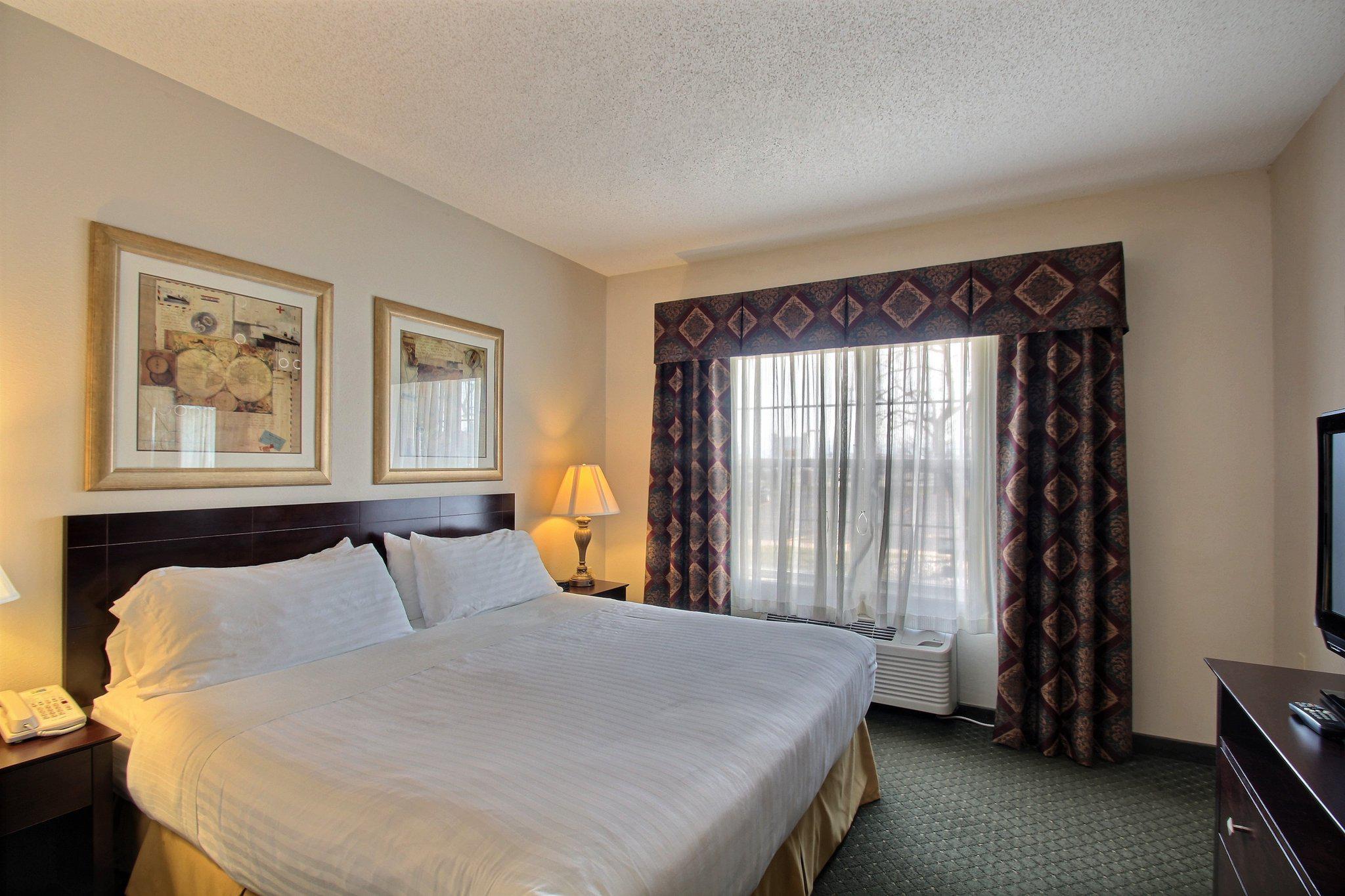 Holiday Inn Express & Suites Oshkosh-Sr 41 Photo