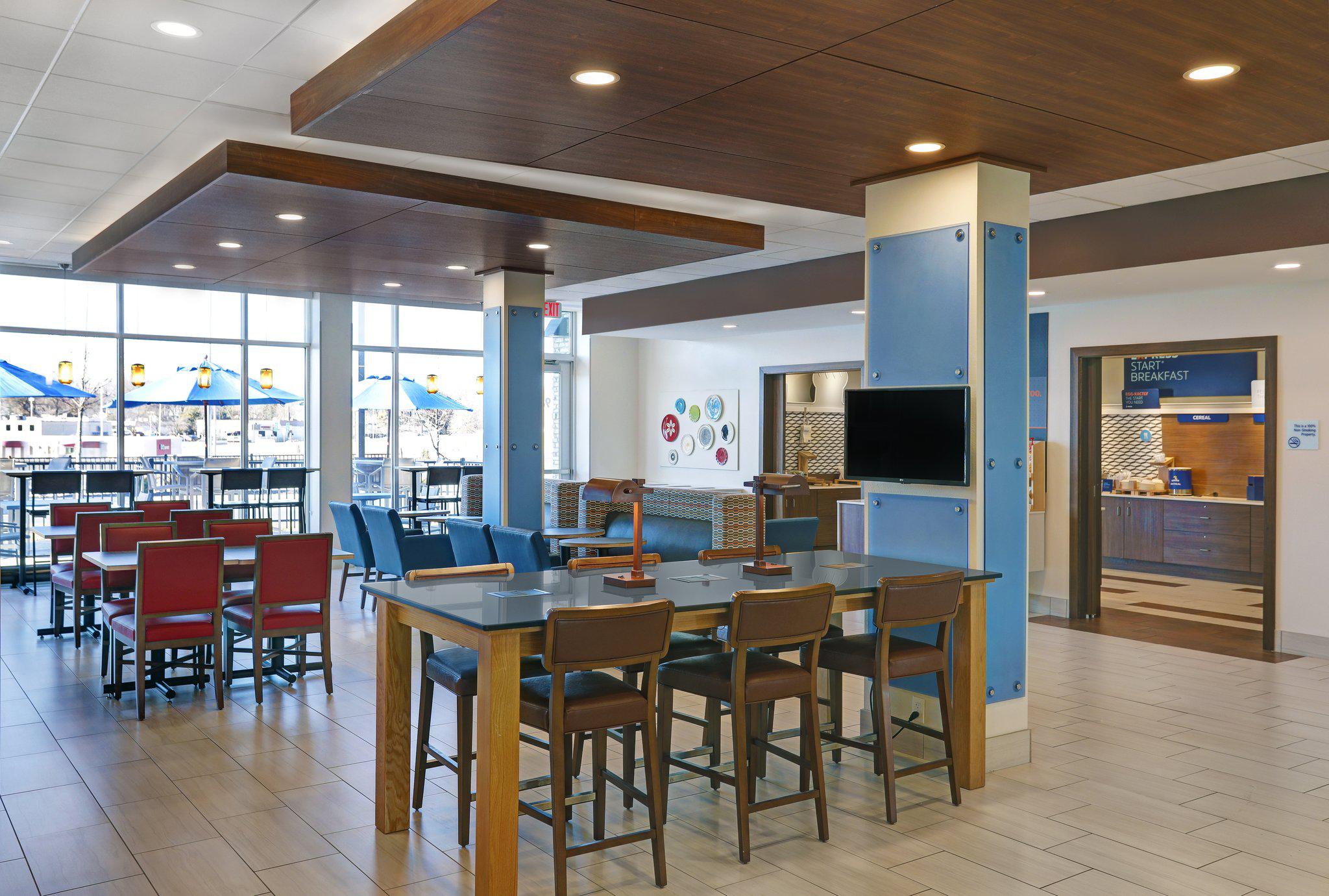 Holiday Inn Express & Suites Lenexa - Overland Park Area Photo