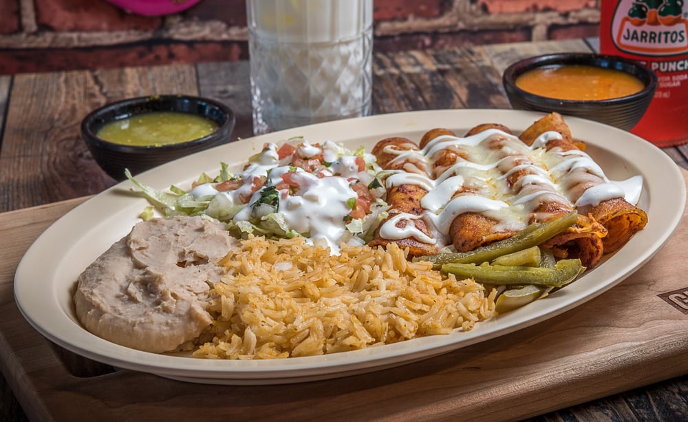 ENCHILADAS ROJAS DE POLLO O QUESO (Chicken or cheese red enchiladas)