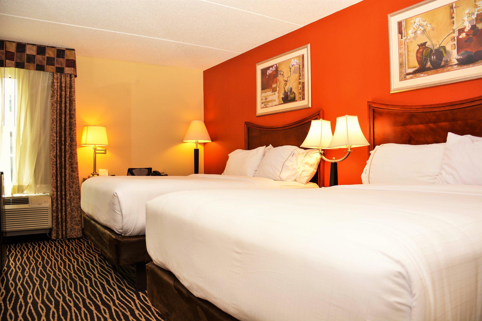 Holiday Inn Express & Suites Fayetteville-Ft. Bragg Photo