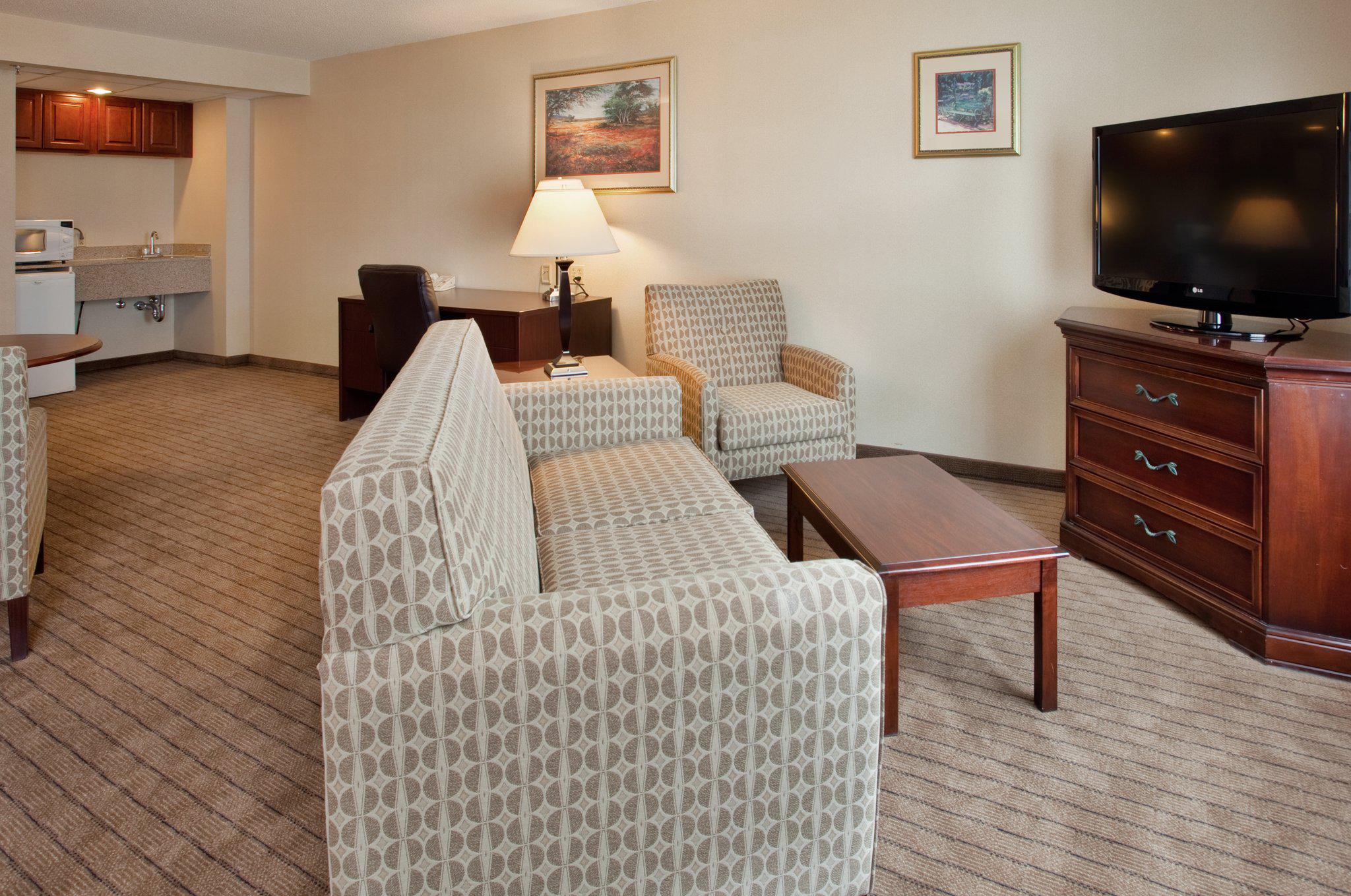 Holiday Inn & Suites Overland Park-Conv Ctr Photo