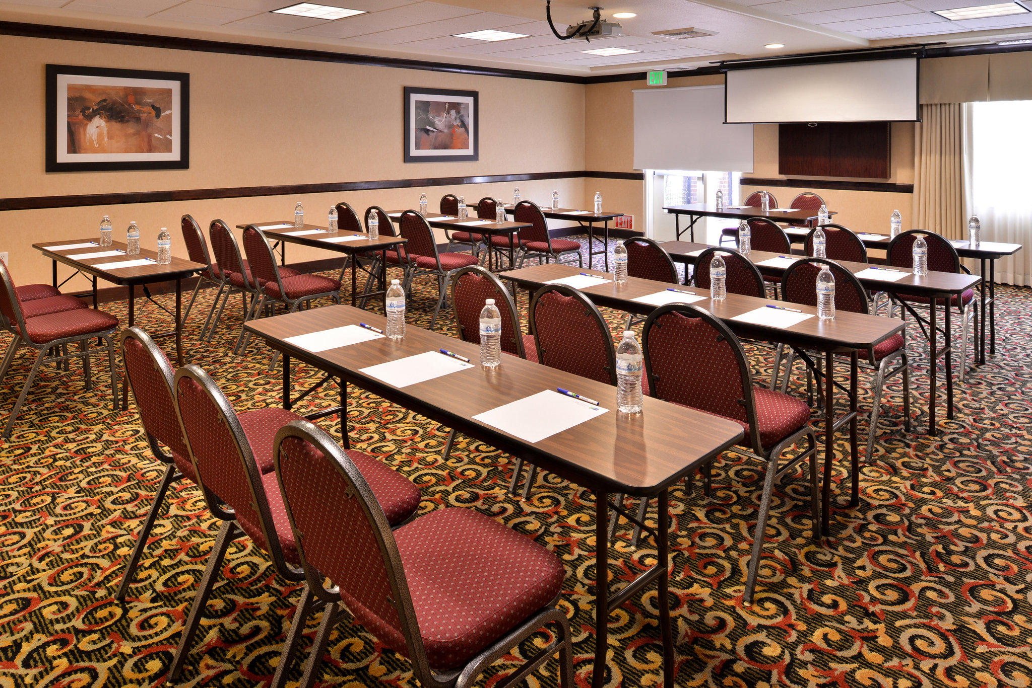 Holiday Inn Express & Suites Lincoln-Roseville Area Photo