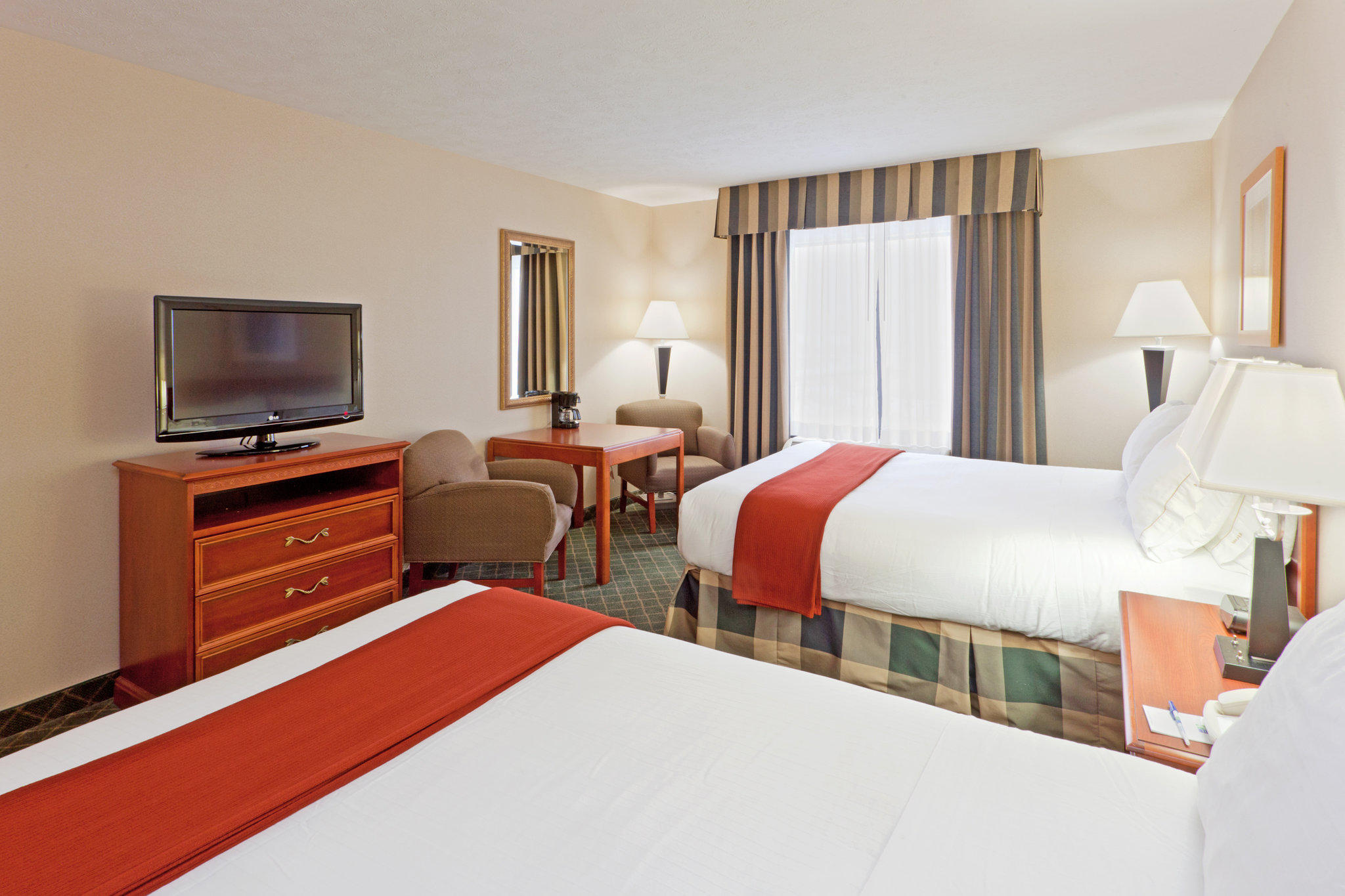 Holiday Inn Express & Suites Kent State University Photo