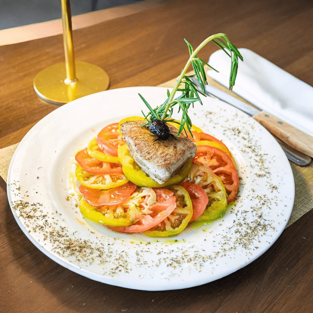 Carpaccio De Tomates Jaunes Et Rouges Au Thon Frais, Huile De Basilic Maison