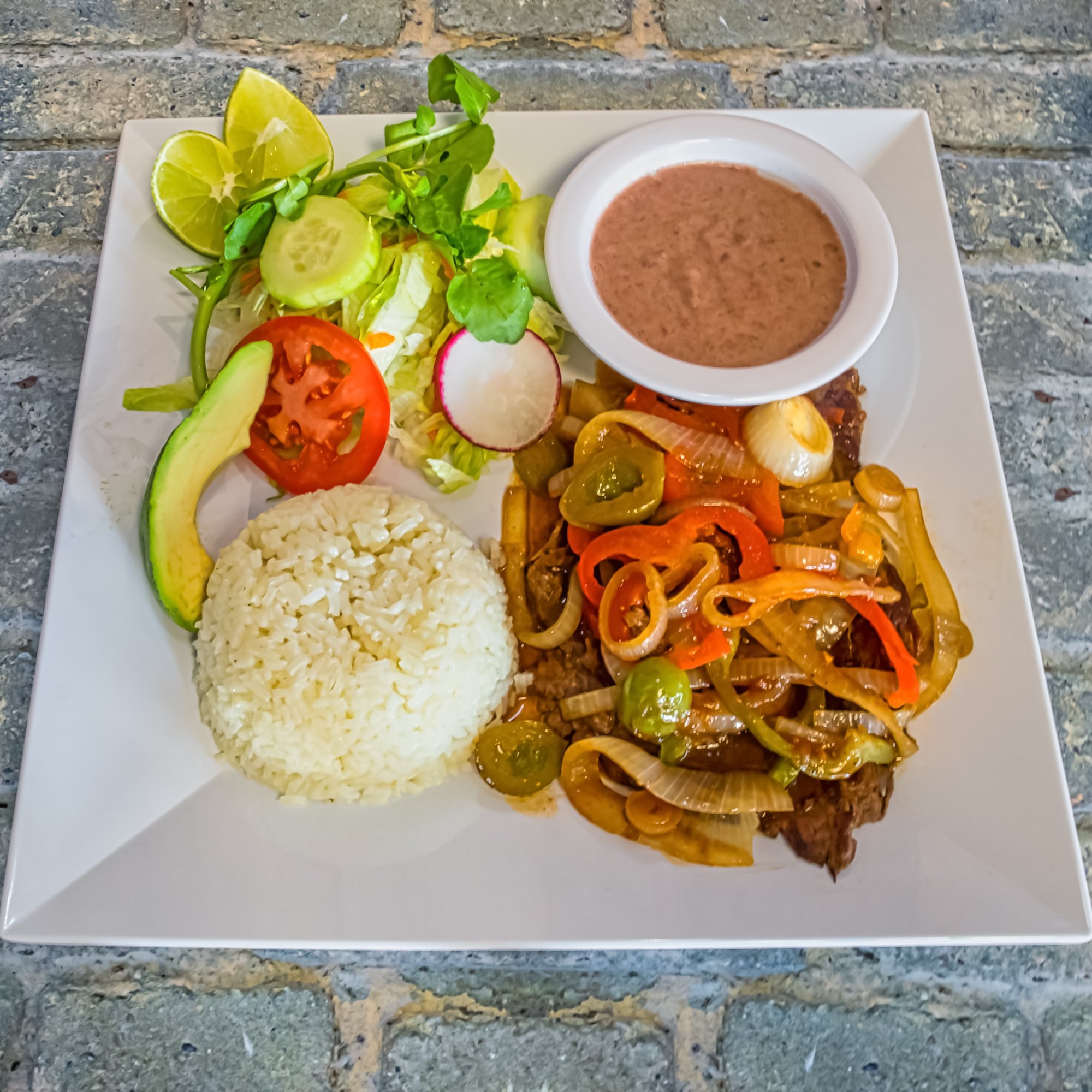 BISTEC ENCEBOLLADO