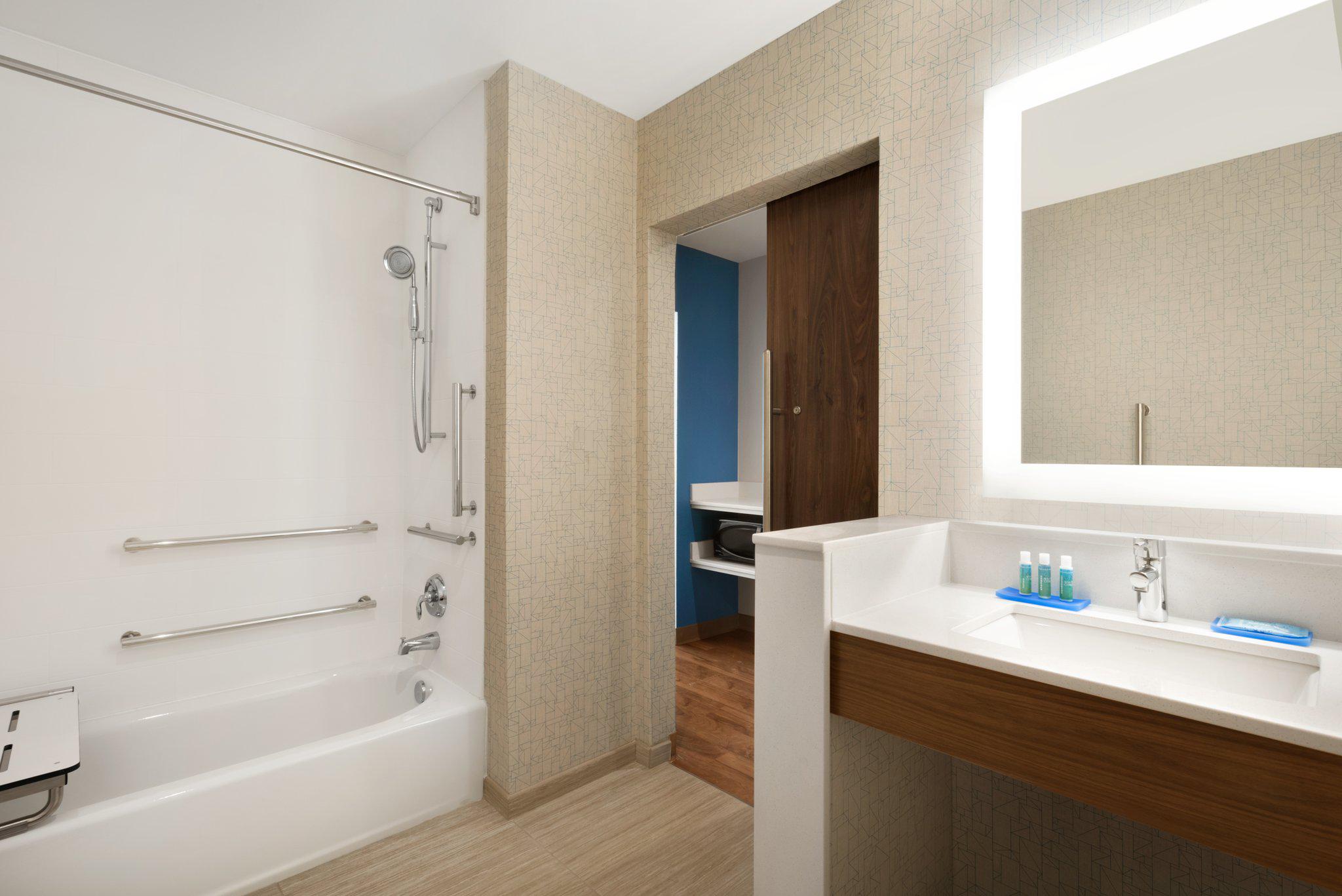 Holiday Inn Express & Suites Cincinnati South - Wilder Photo