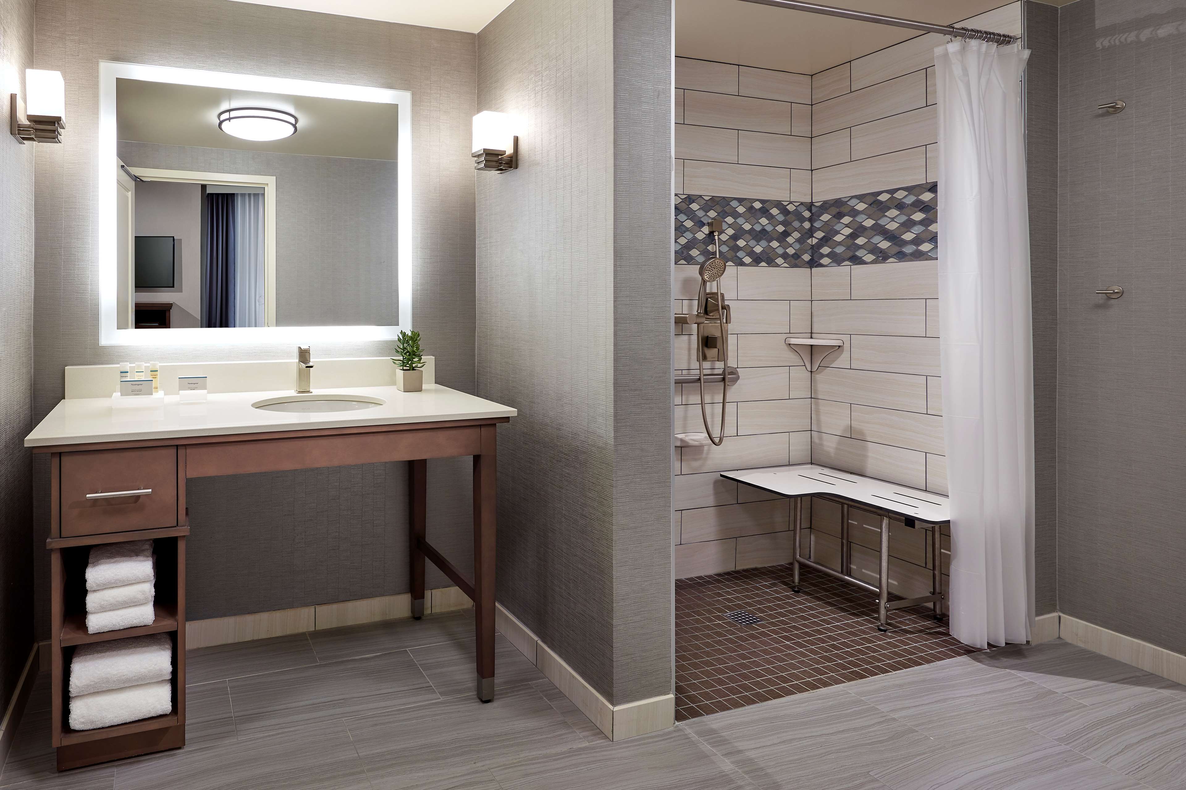 Guest room bath