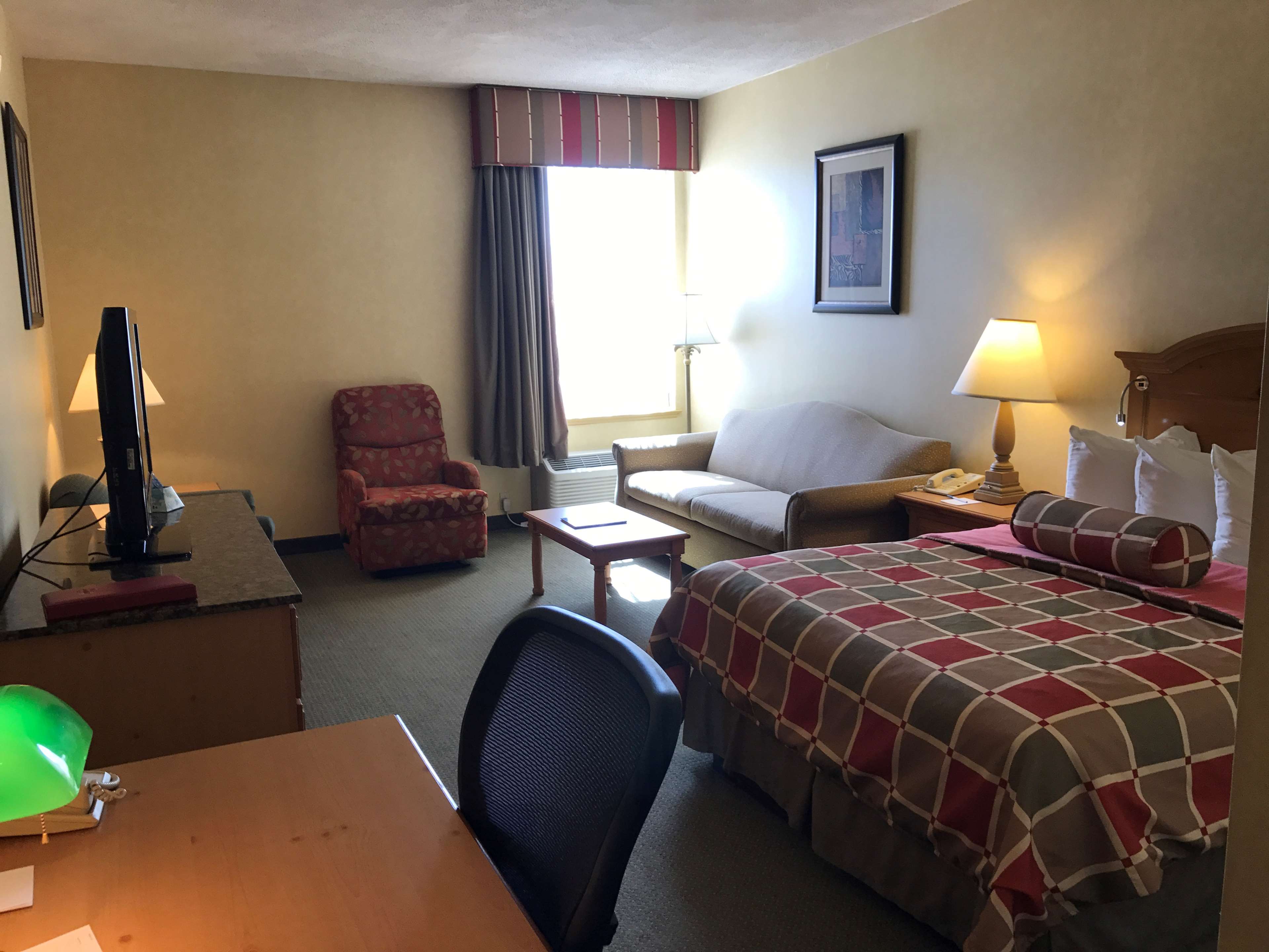 Best Western Plus Revere Inn & Suites Photo