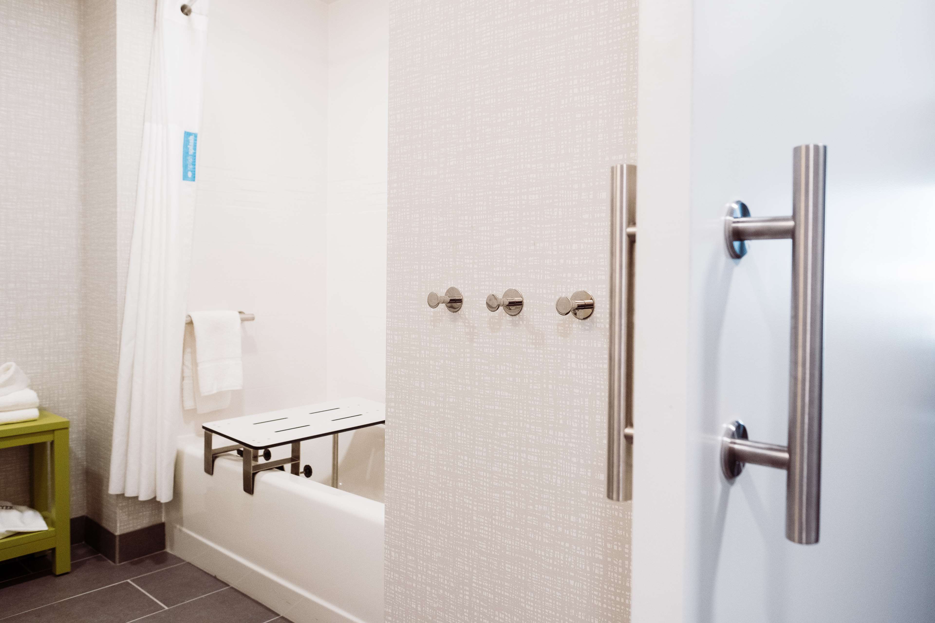 Guest room bath