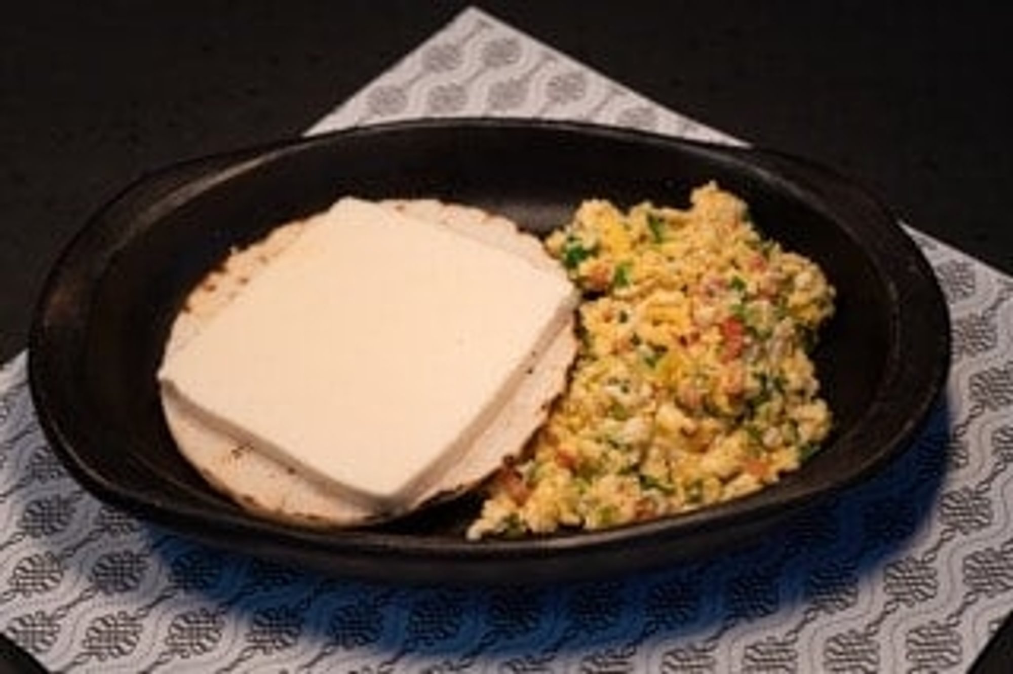 Huevos revueltos con arepa y queso / scrambled eggs with a corn cake and cheese