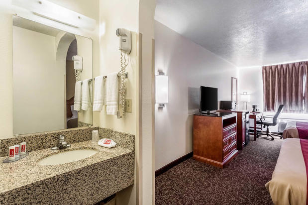 Images Econo Lodge Inn & Suites