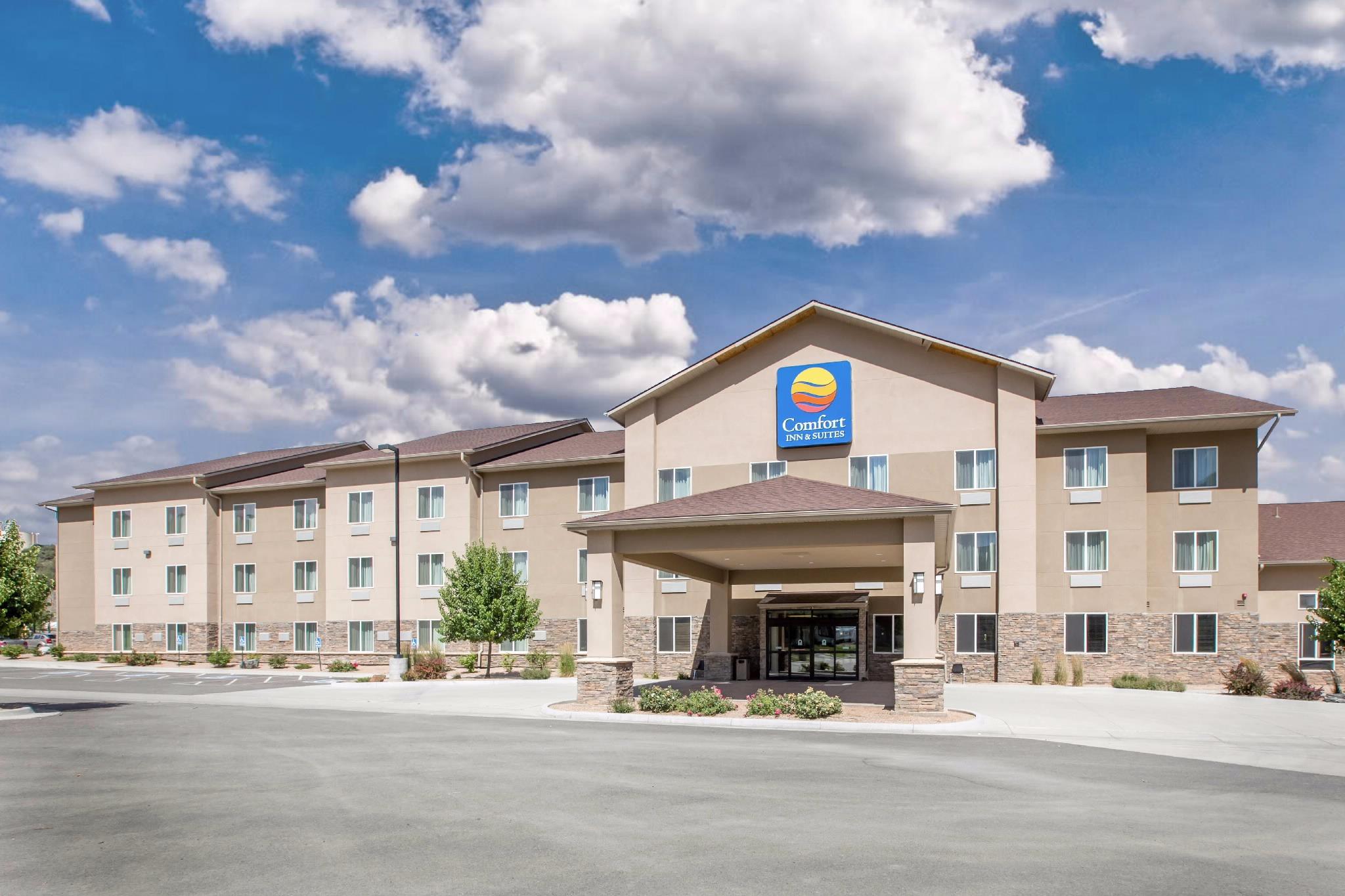 Comfort Inn &amp; Suites Logo