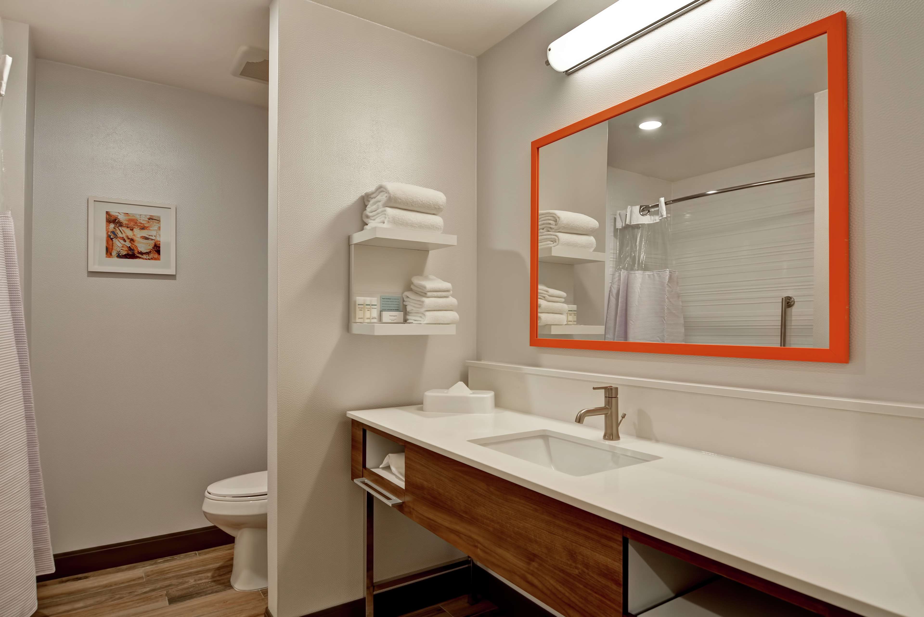 Guest room bath