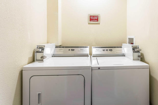 Images Econo Lodge Inn & Suites