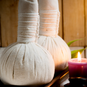 Thai-Kräuterkompresse mit Aromatherapie-Massage