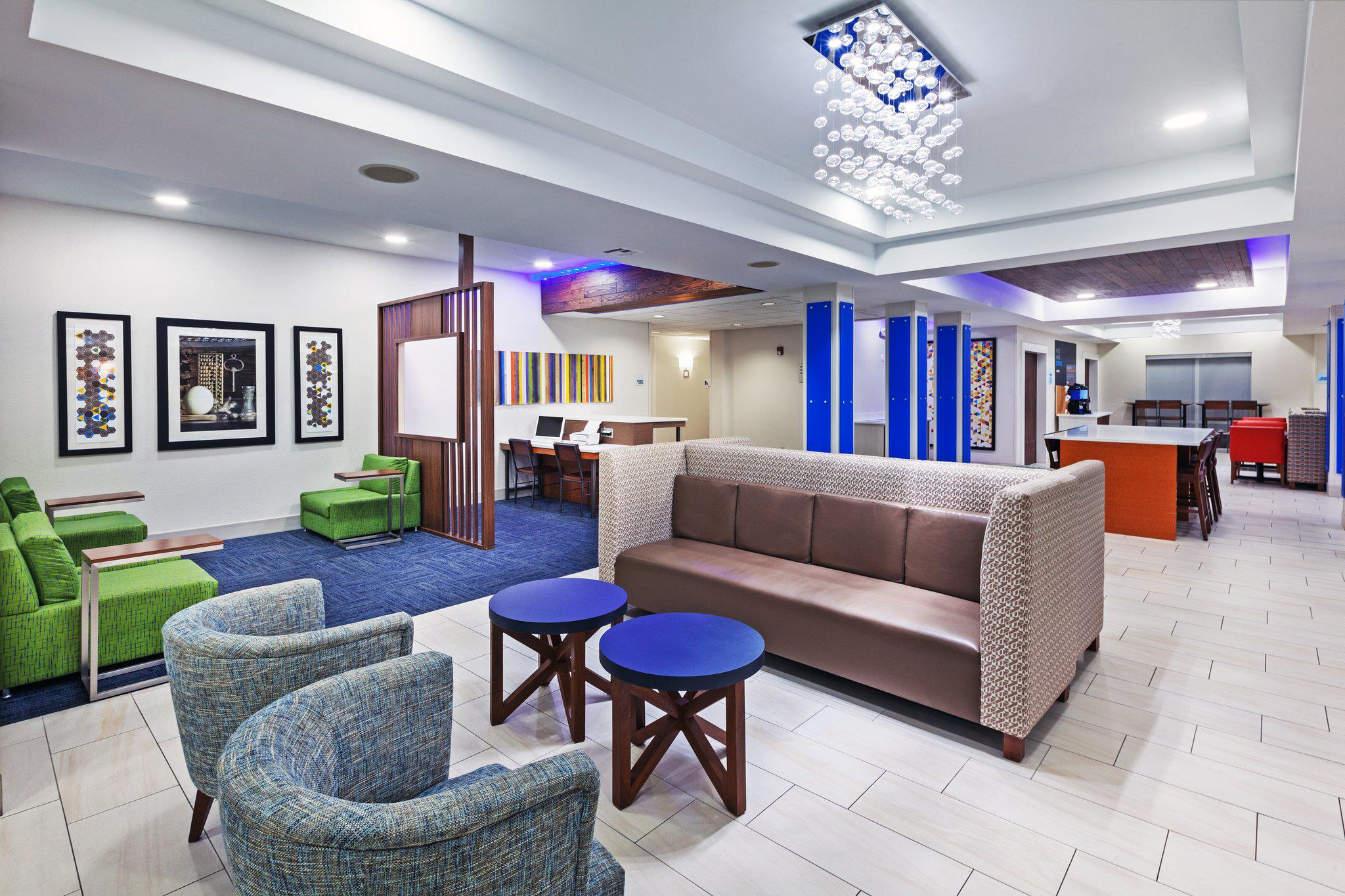 Holiday Inn Express New Orleans East Photo