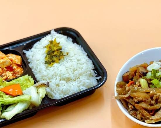 B10. Zhai Chai Pork Bento 榨菜肉絲便當