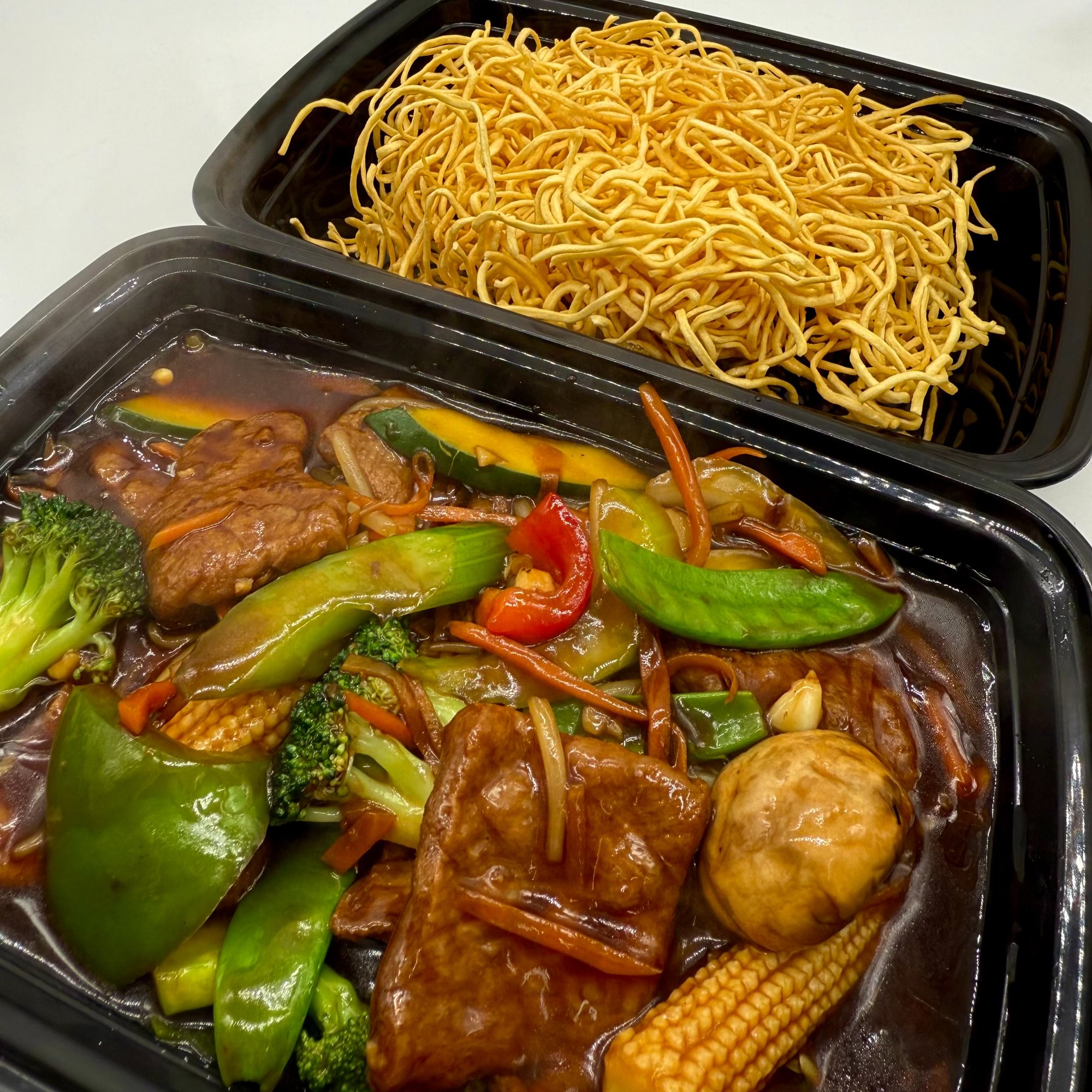 Crispy fried noodles with vegetarian chicken