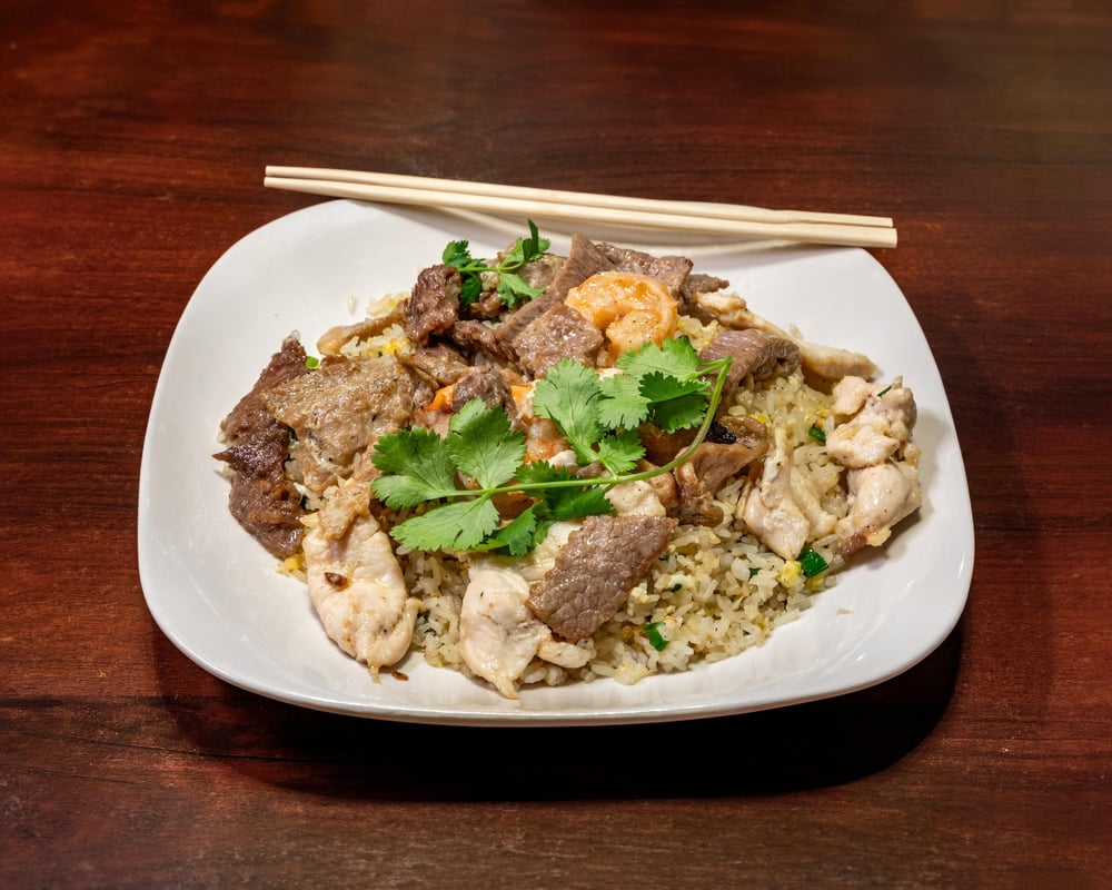 F6. Combination (Chicken, Beef, Shrimp) (Com Chien Dac Biet)