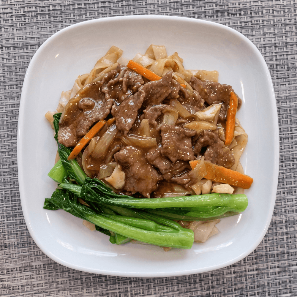 Beef Chow Fun with Tender Green / 時菜炒牛河