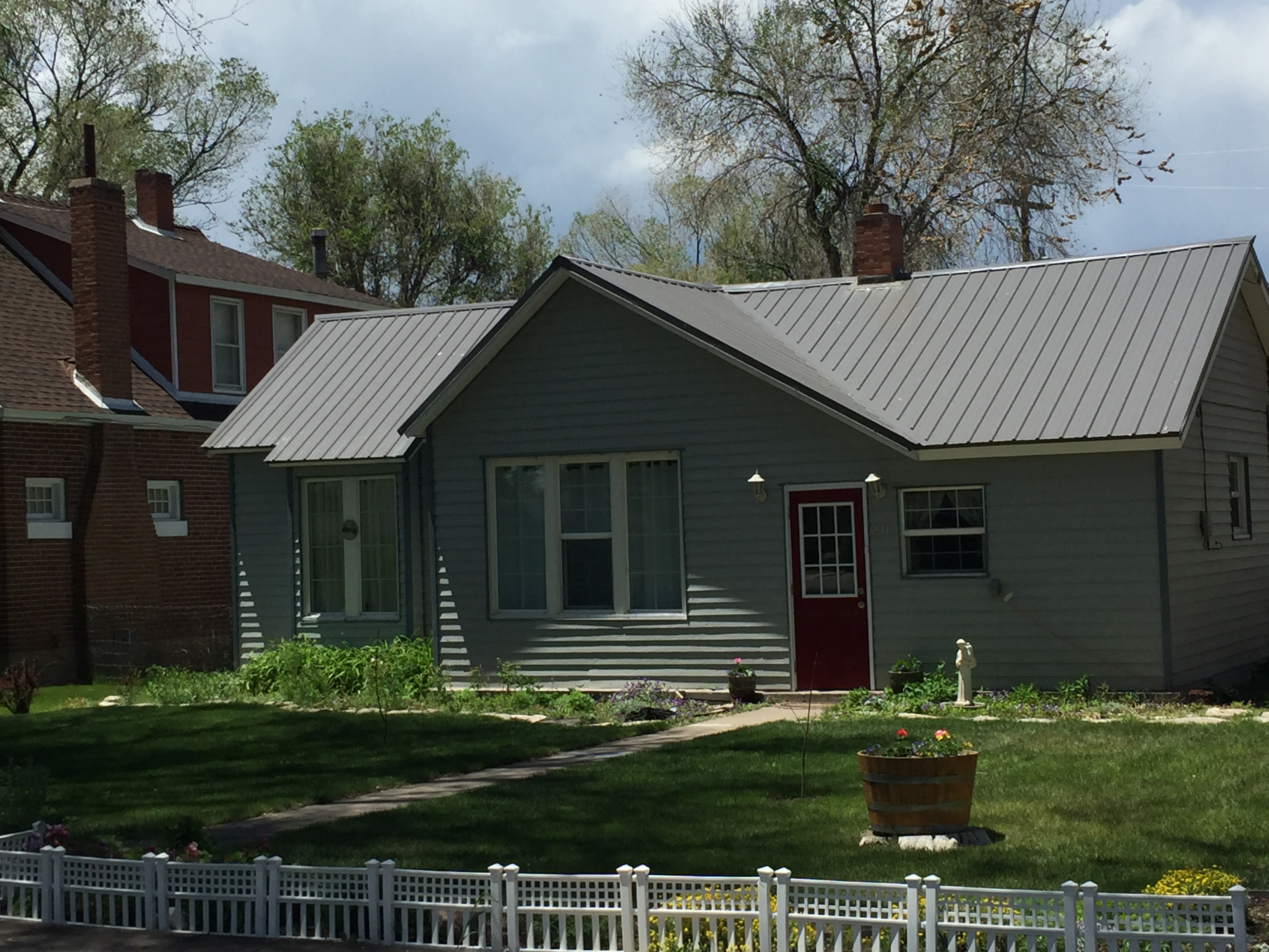 Ridgeline Roofing and Construction LLC Logo