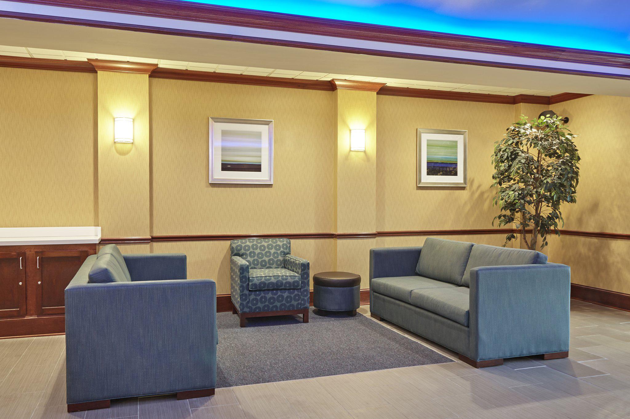 Holiday Inn Express & Suites Grand Rapids - South Photo