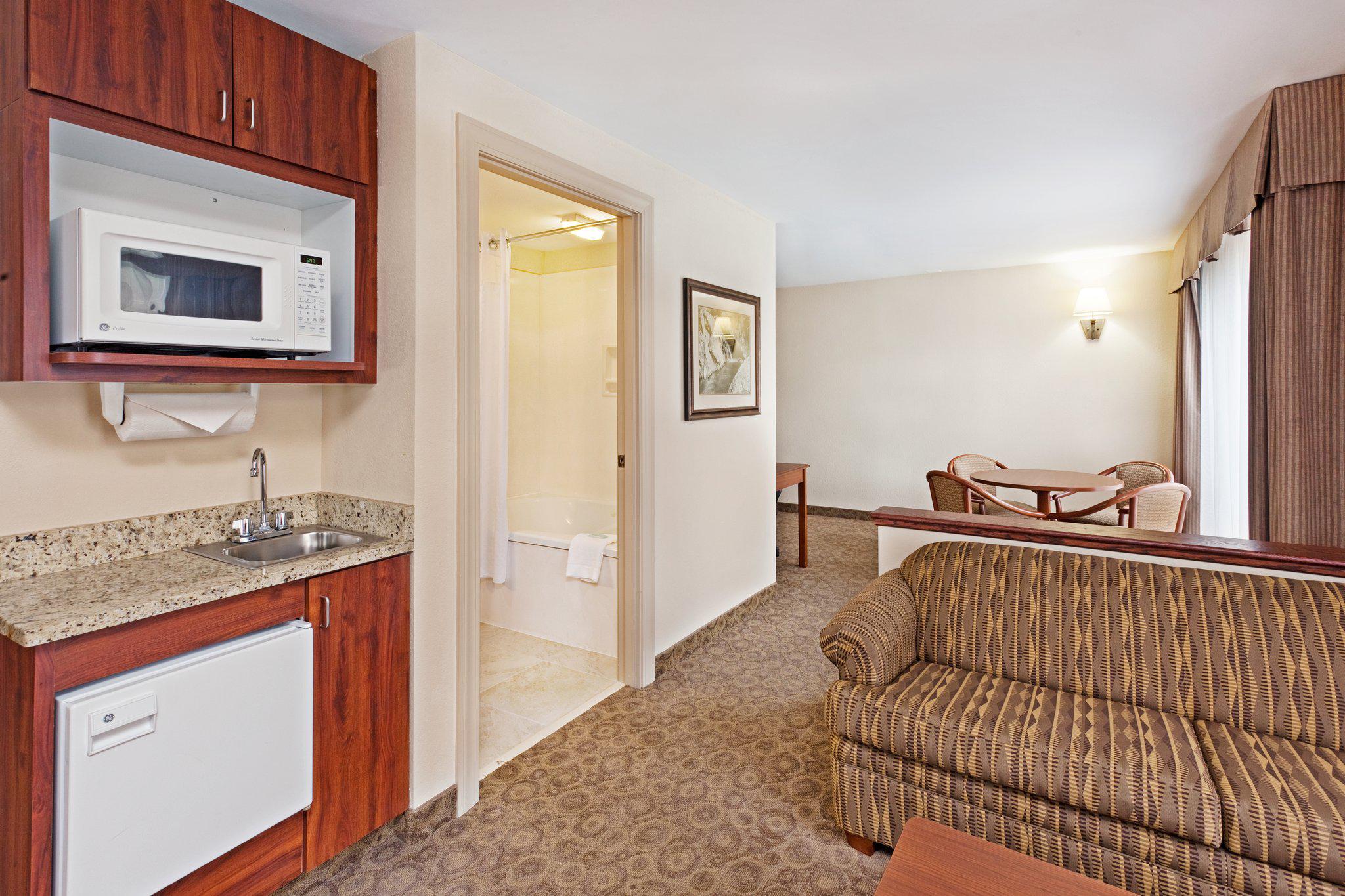 Holiday Inn Express & Suites Brevard Photo