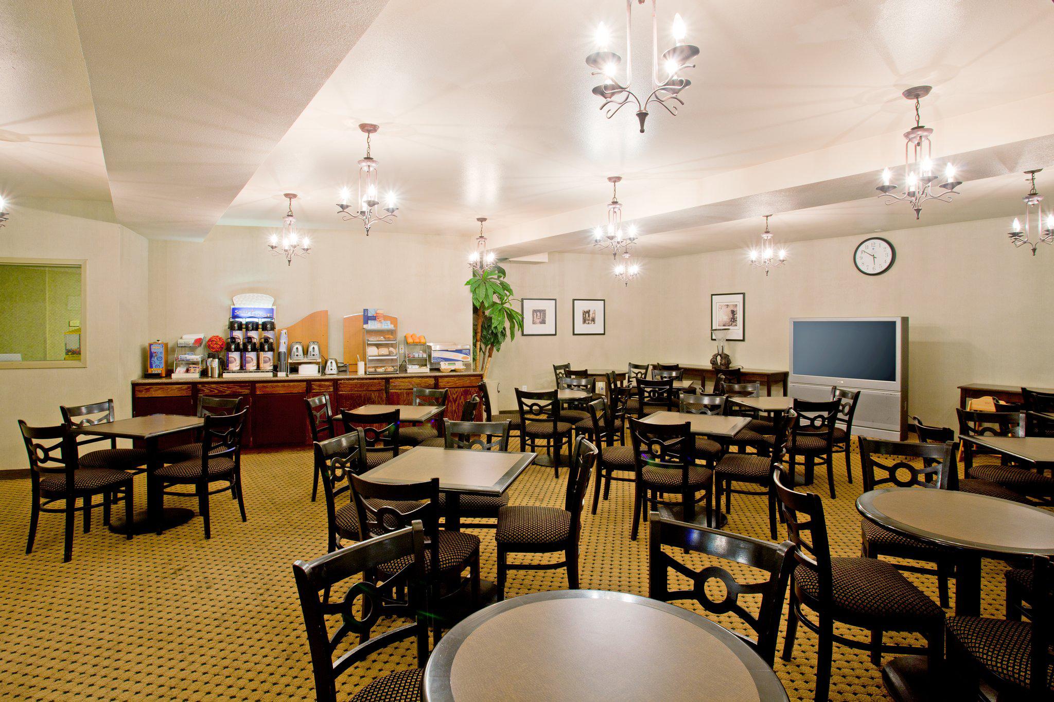 Holiday Inn Express & Suites Garden Grove-Anaheim South Photo