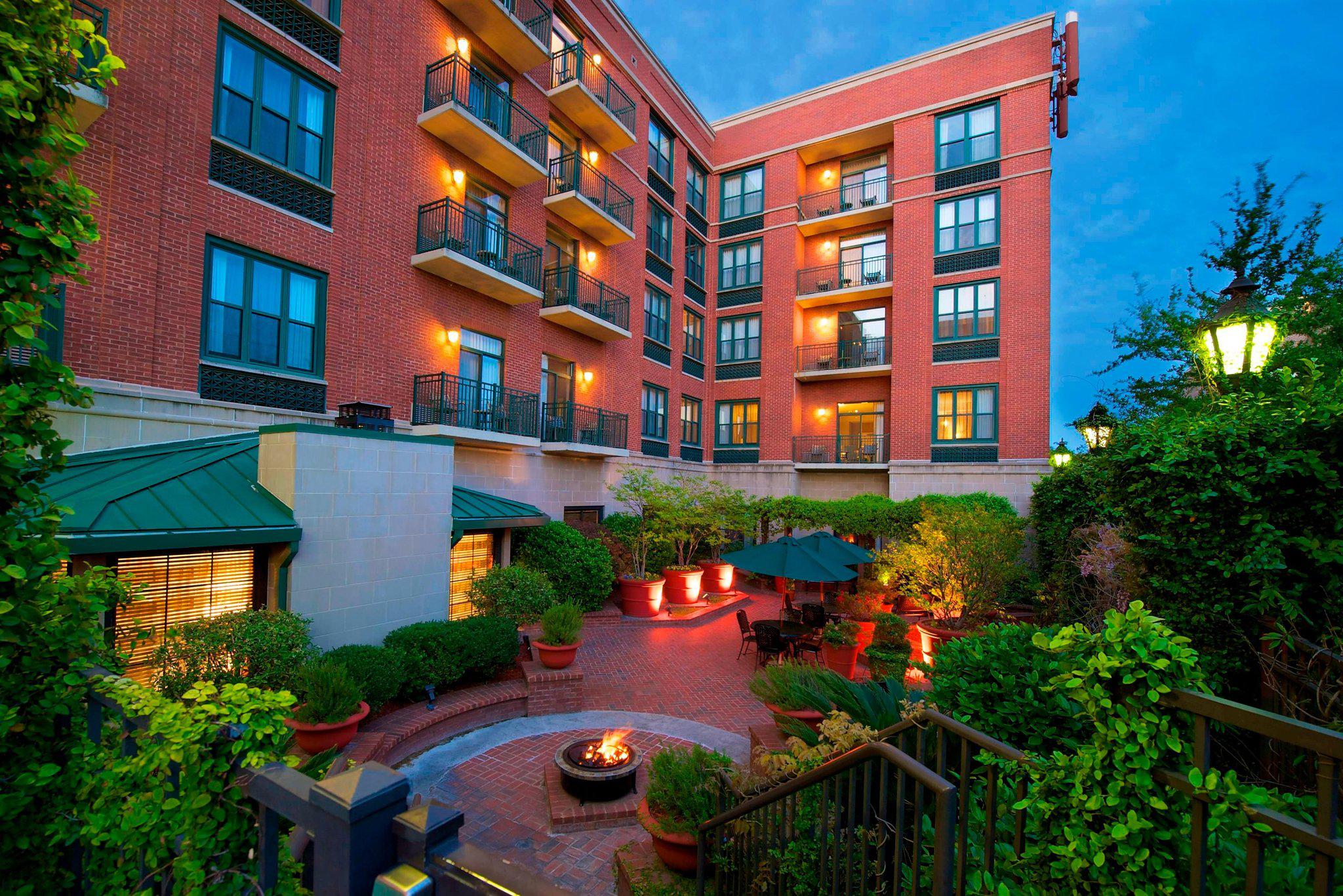 Courtyard by Marriott Savannah Downtown/Historic District Photo