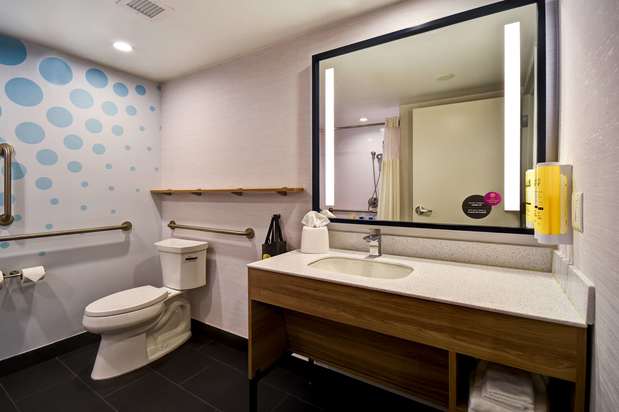 Images Tru by Hilton Sterling Heights Detroit