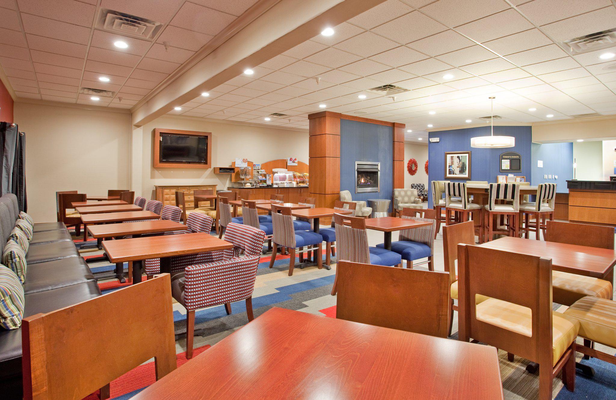 Holiday Inn Express & Suites Beatrice Photo