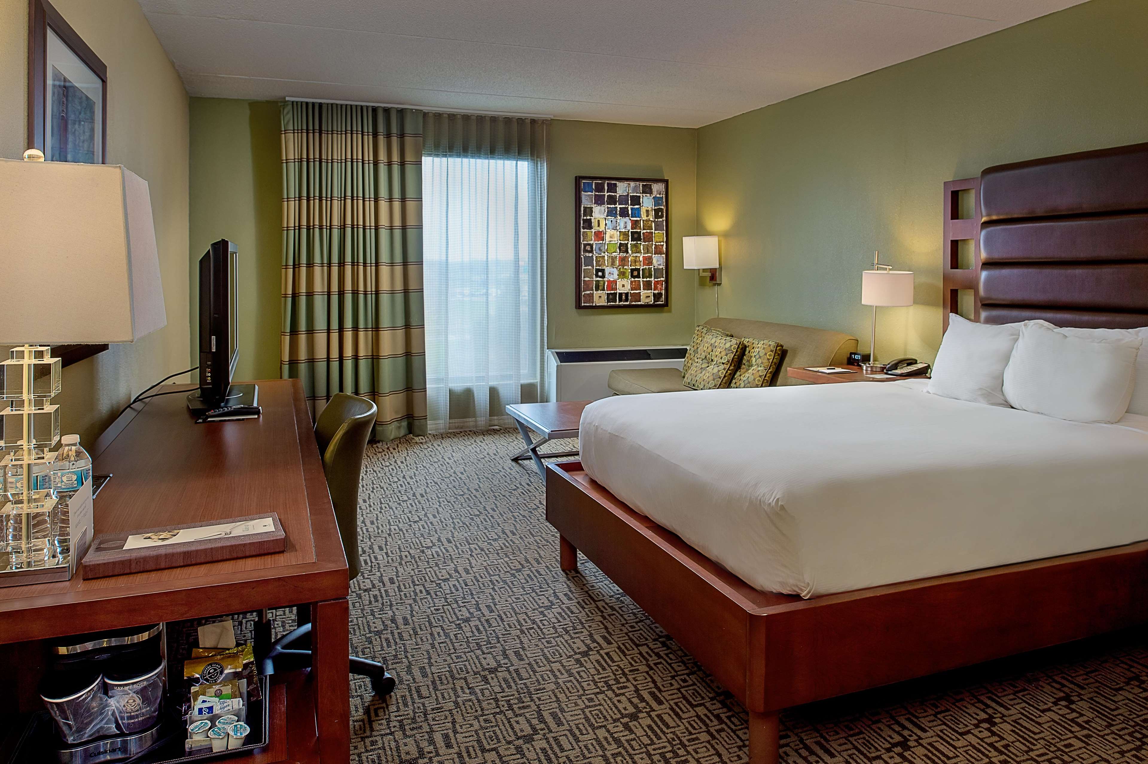 DoubleTree by Hilton Hotel Collinsville - St. Louis Photo