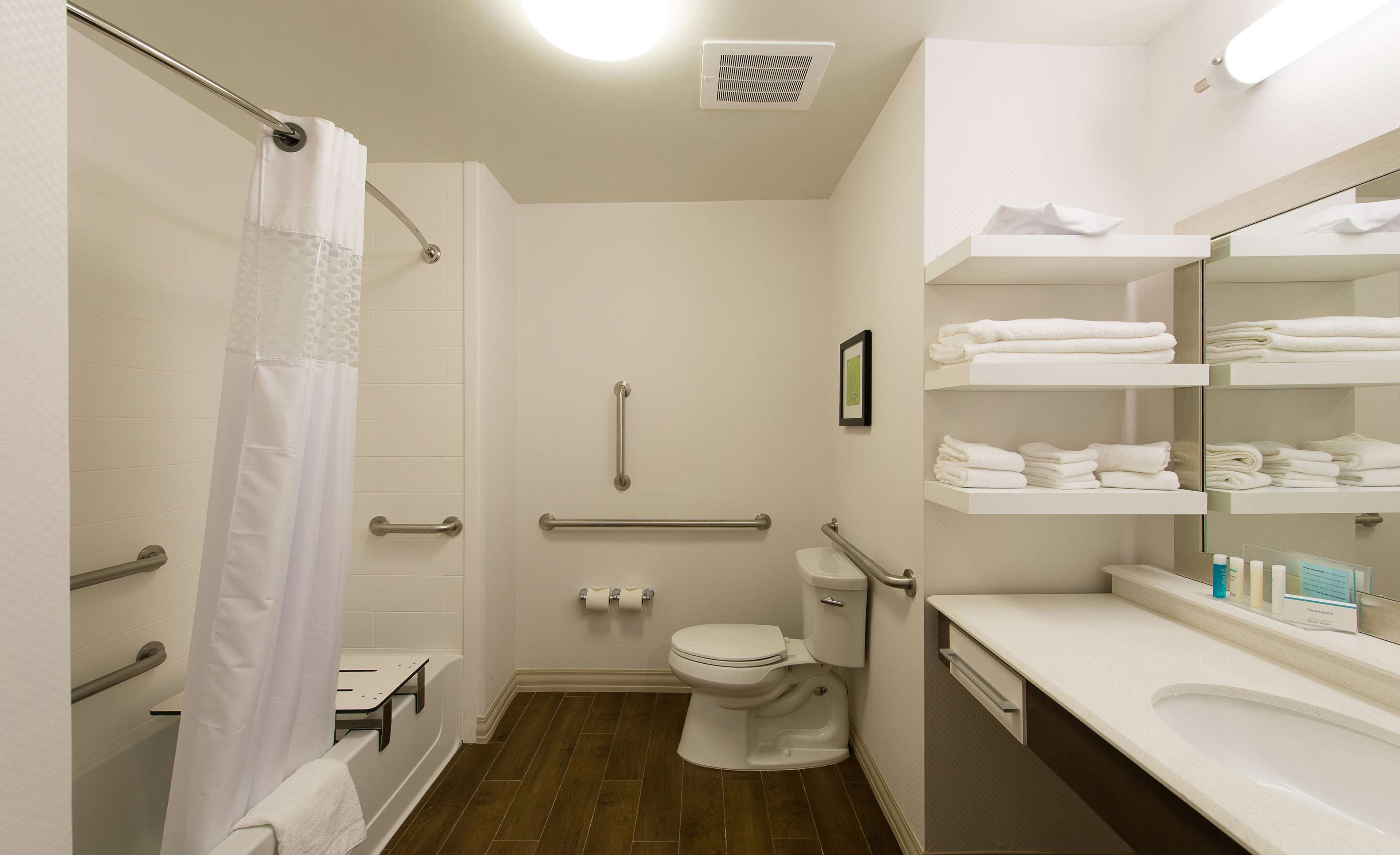 Guest room bath