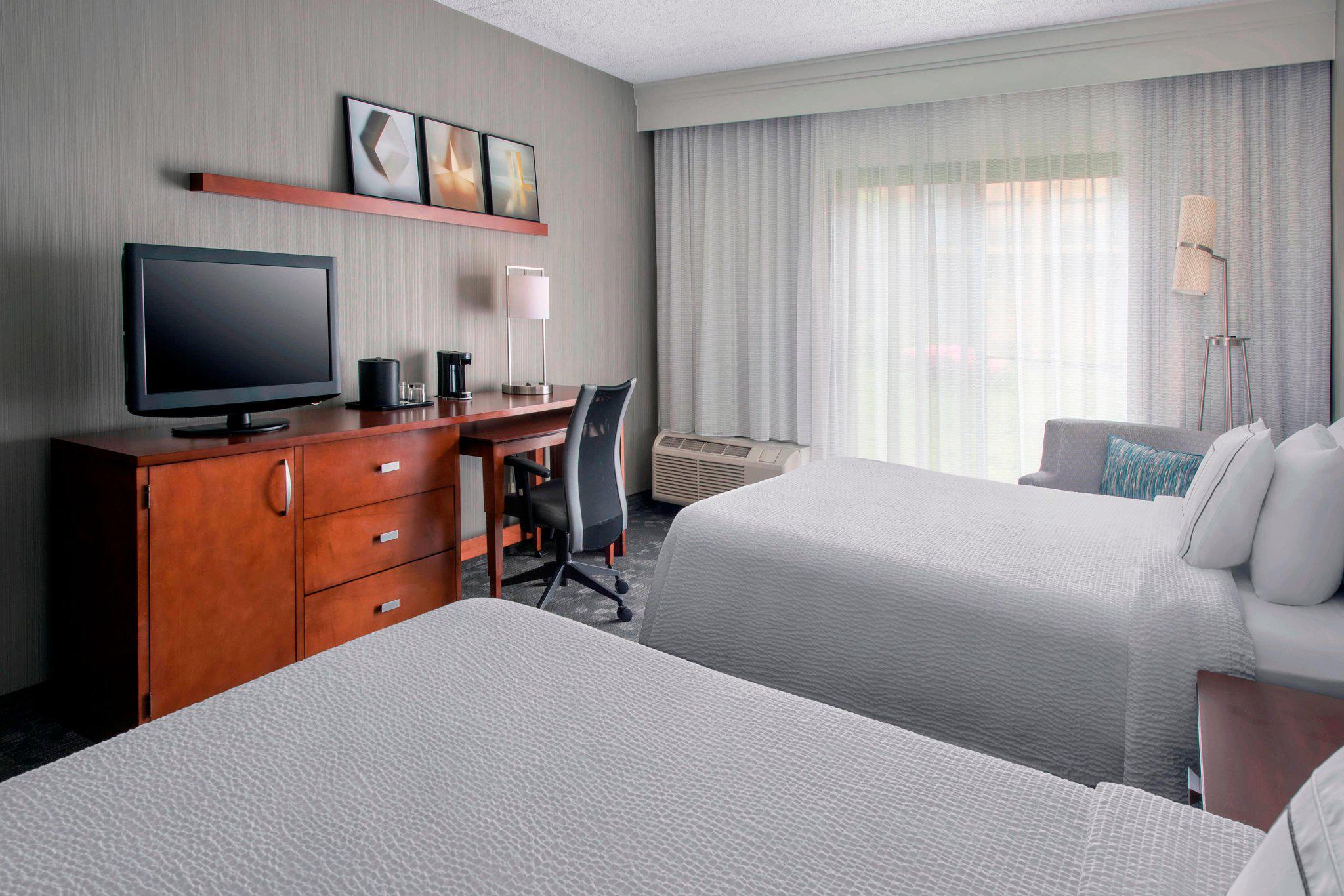 Courtyard by Marriott Newark Liberty International Airport Photo