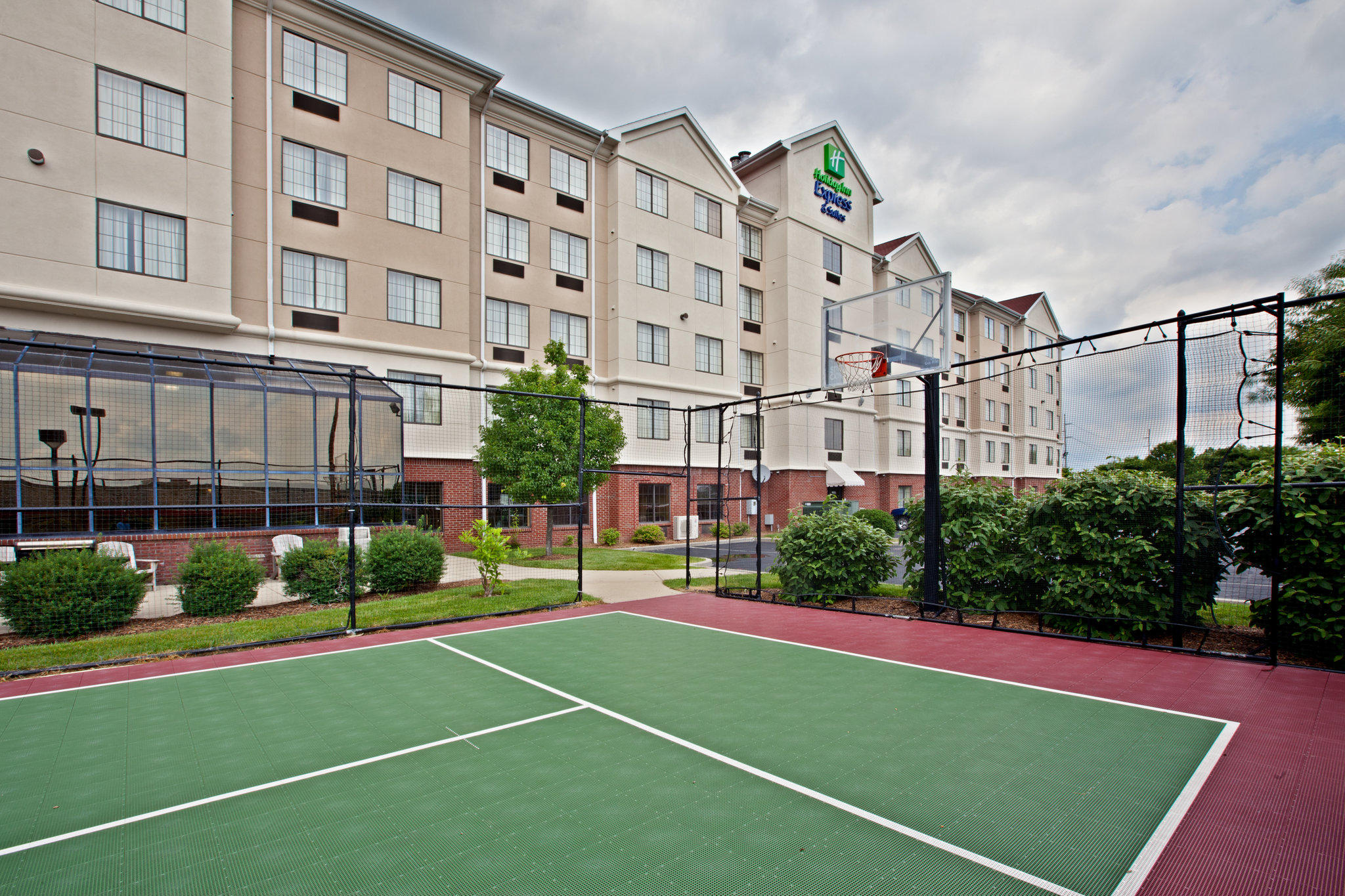 Holiday Inn Express & Suites Indianapolis - East Photo