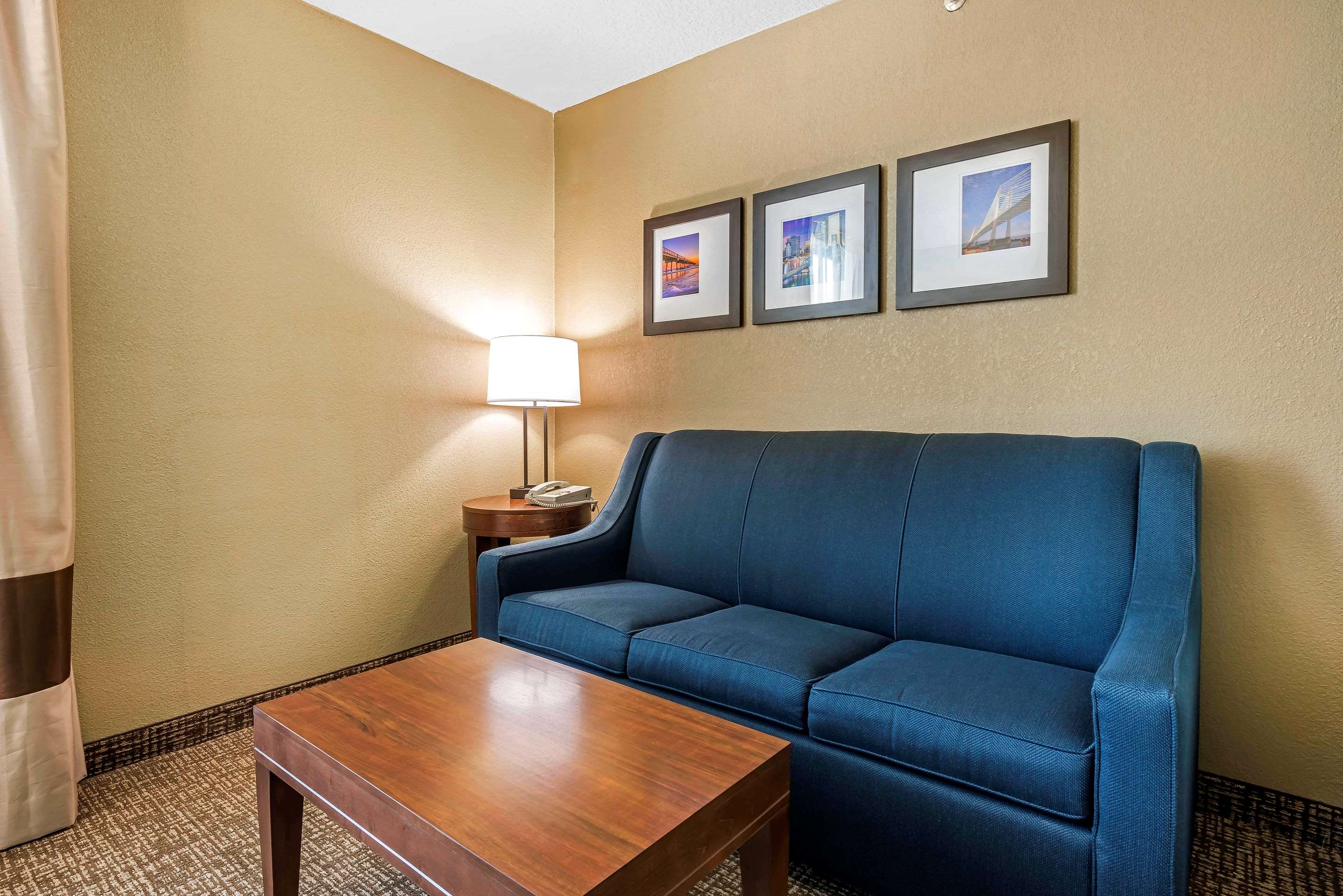 Comfort Suites Baymeadows Near Butler Blvd Photo