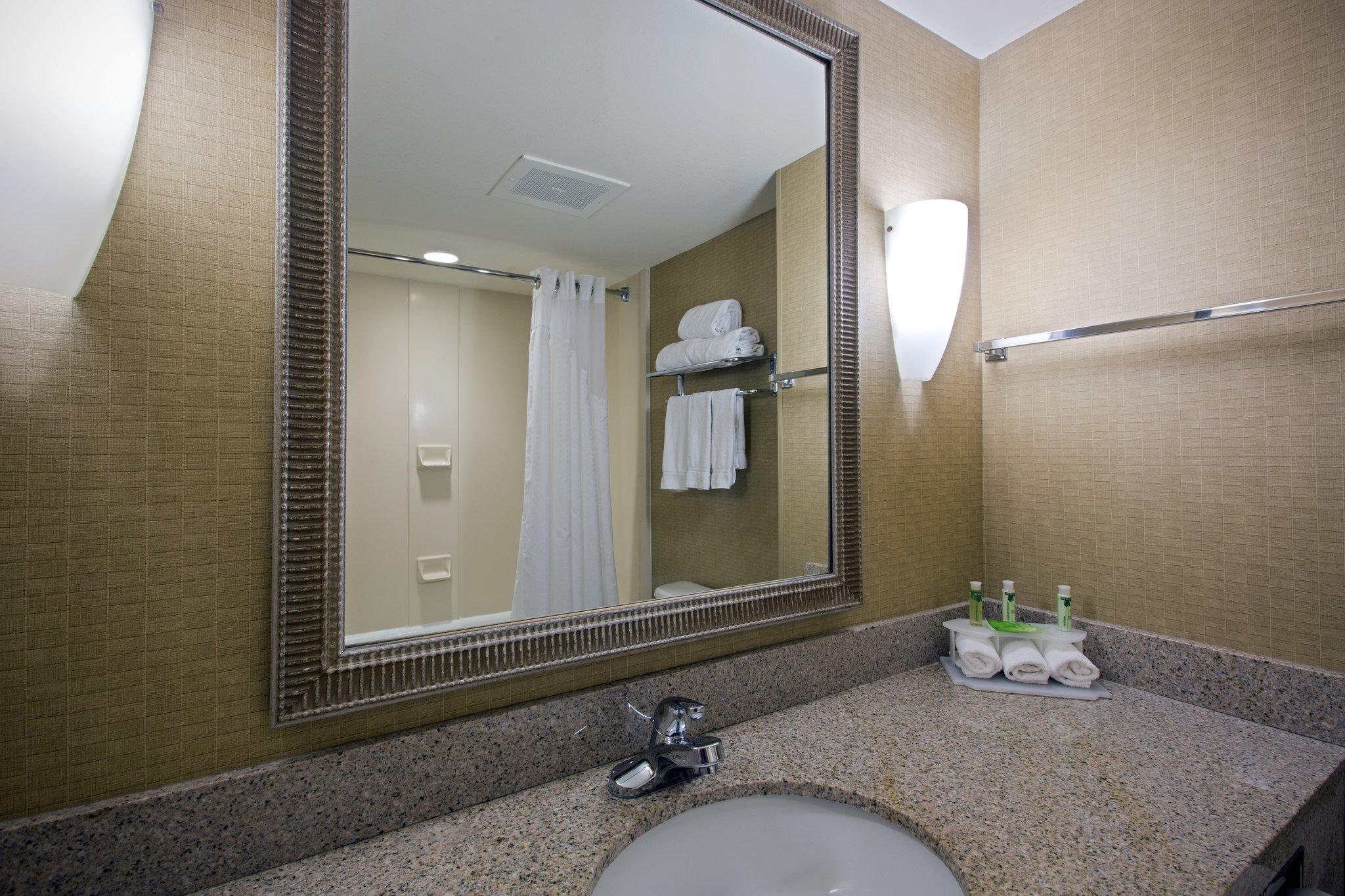 Holiday Inn Express & Suites Jackson - Flowood Photo