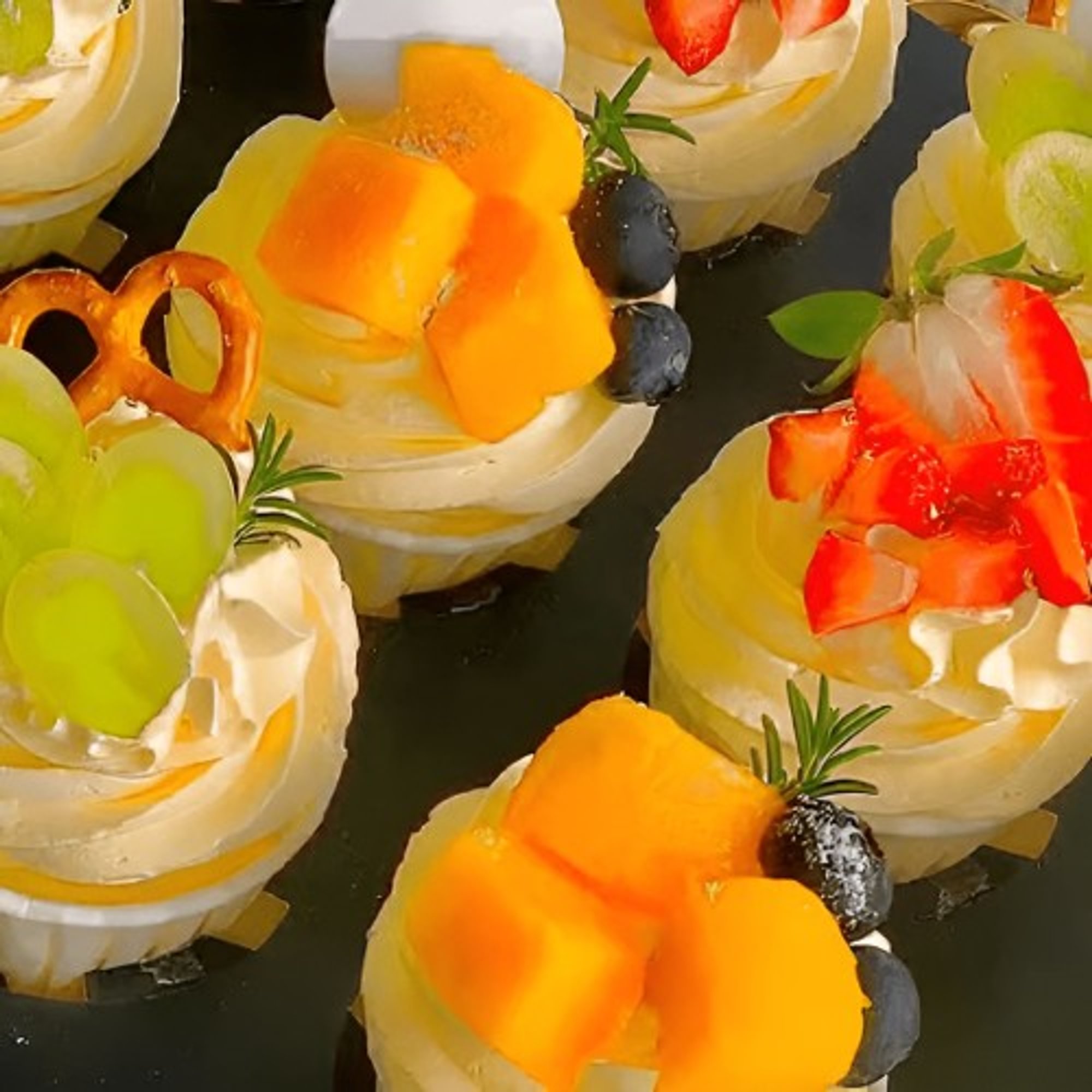 ⏰🎂 Fruits W/ Vanilla Cream Cupcake Box (香草水果纸杯蛋糕)