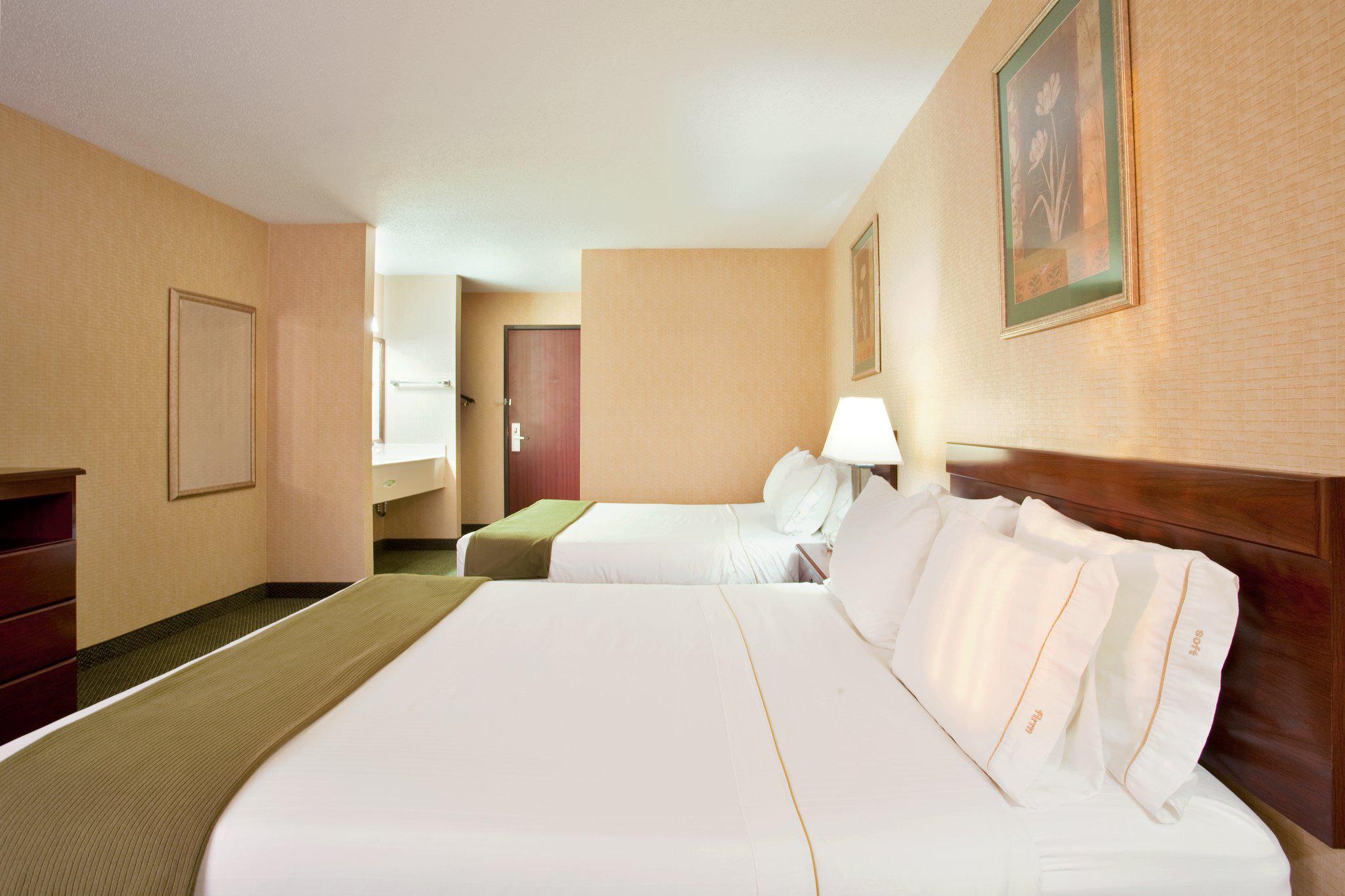 Holiday Inn Express & Suites Sycamore Photo