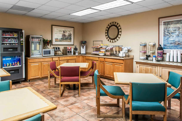 Images Rodeway Inn East