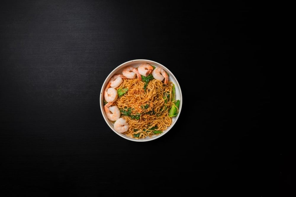 Stir Fried Egg Noodles ຂົ້ວມີເຫຼື່ອງ