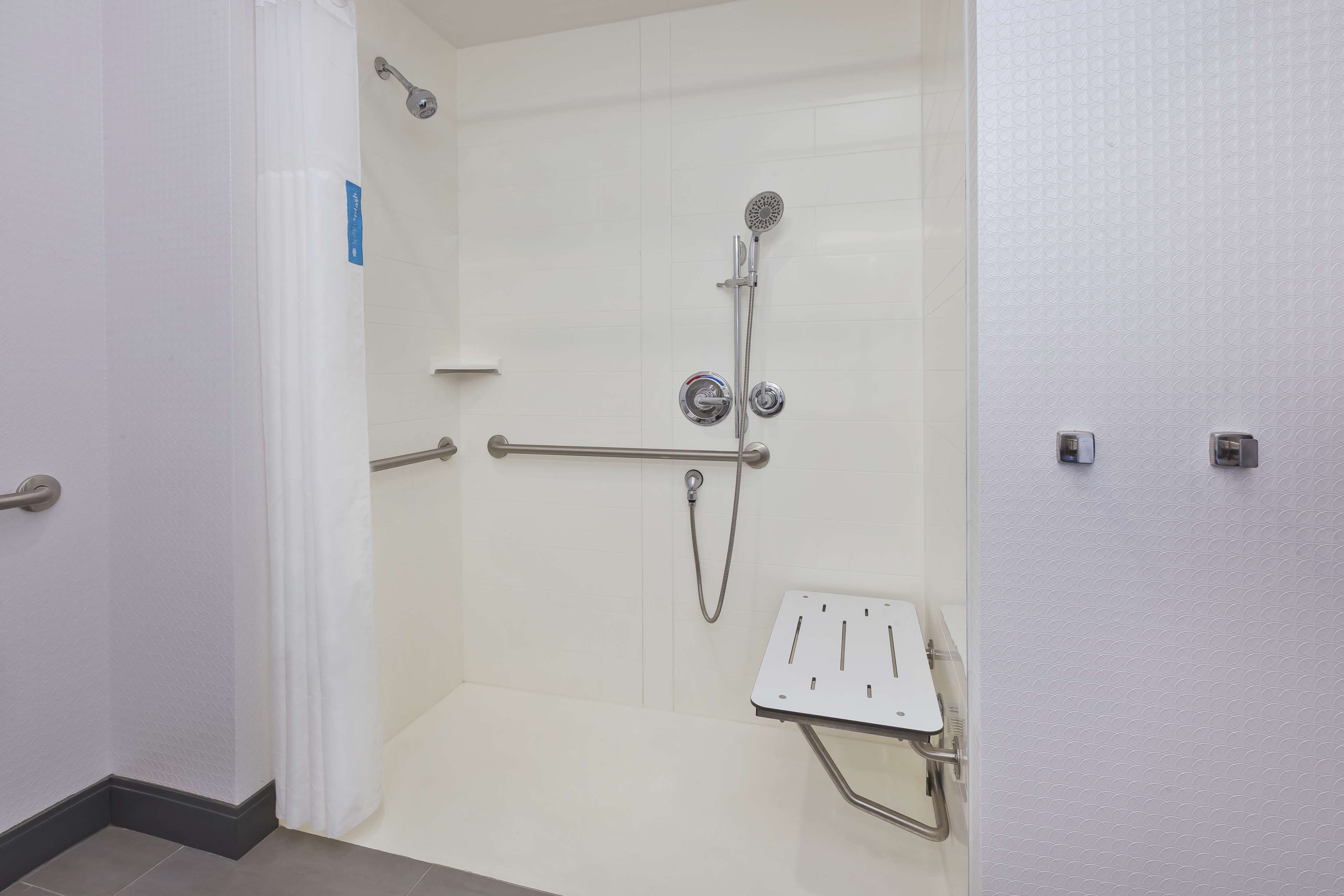 Guest room bath