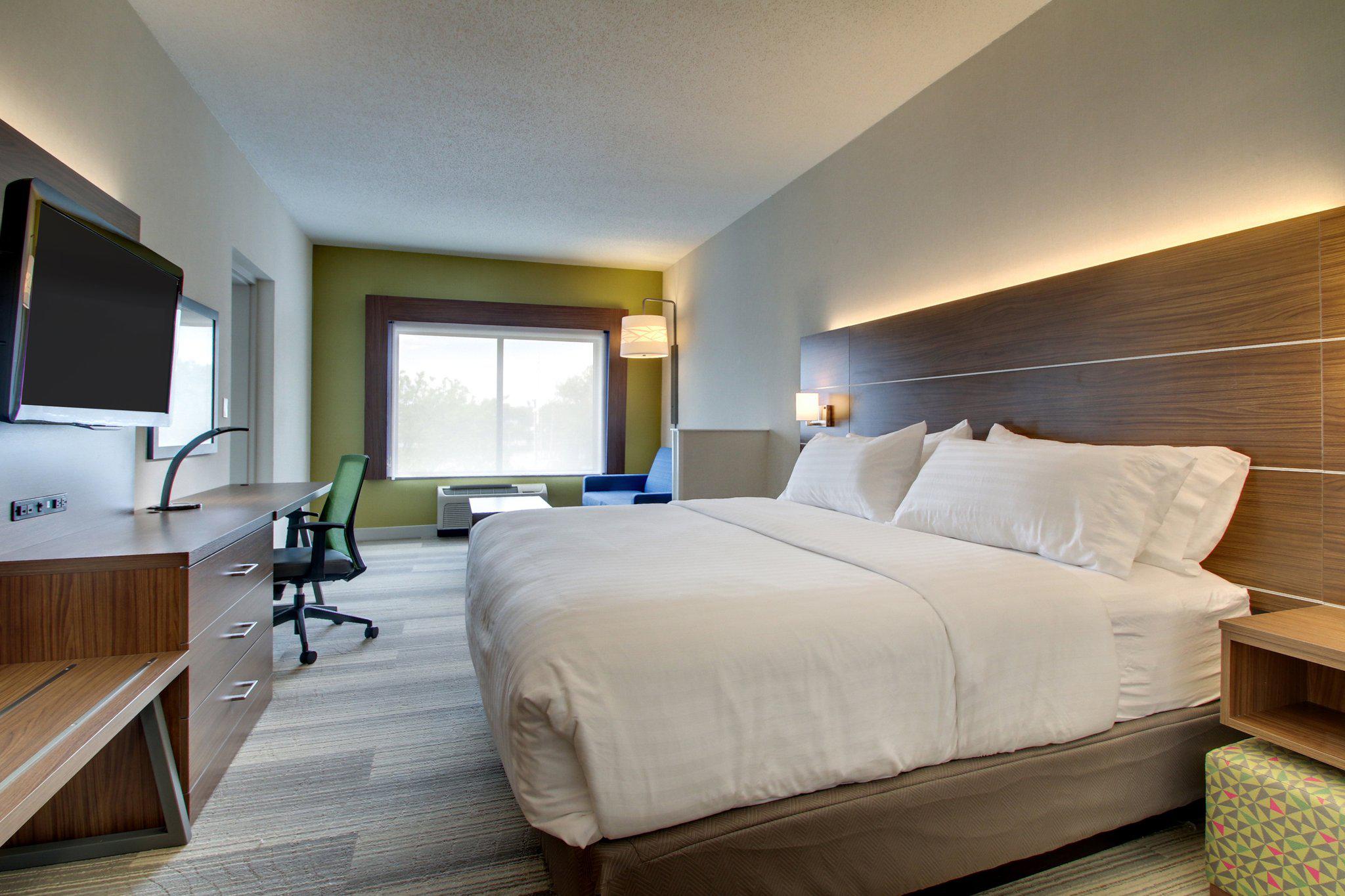 Holiday Inn Express & Suites Aurora - Naperville Photo