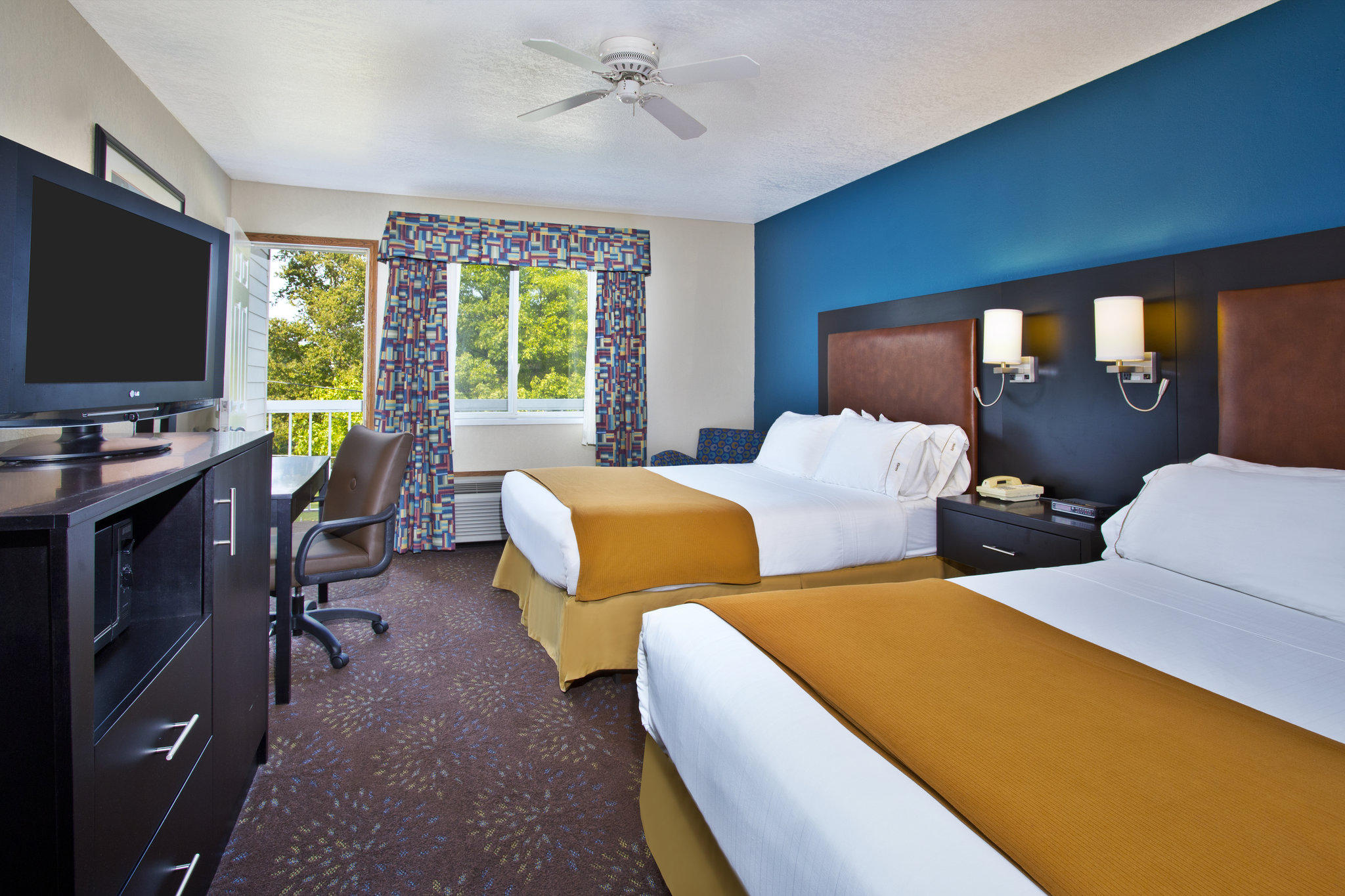 Holiday Inn Express Mackinaw City Photo